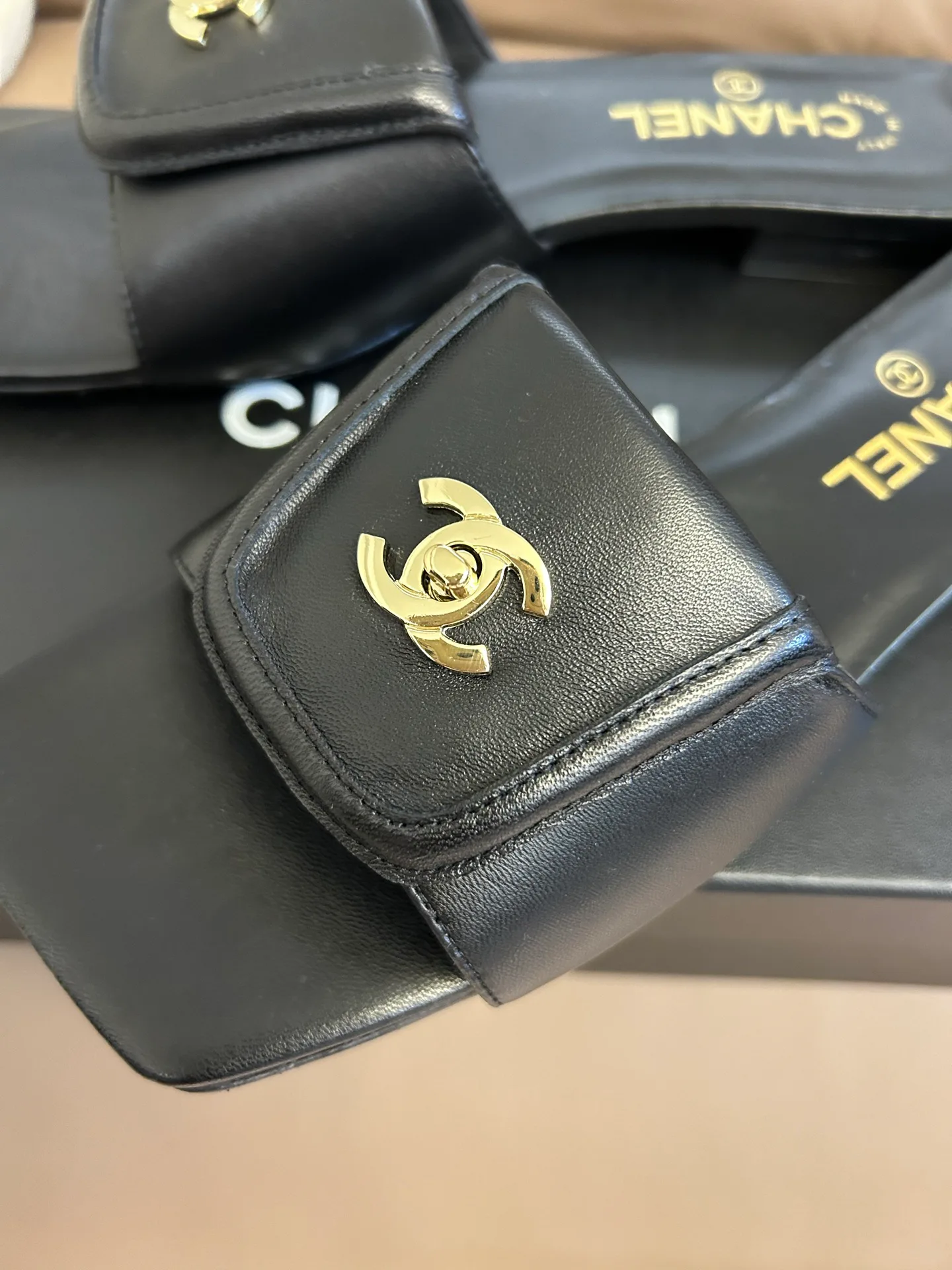 Шлепанцы Женские Chanel 13108910