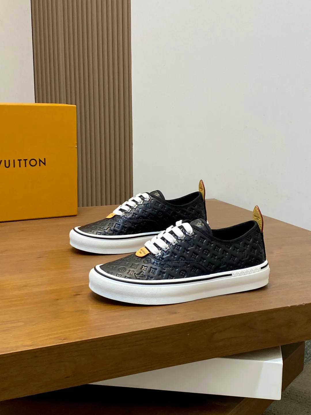 Кроссовки Мужские Louis Vuitton 18762350