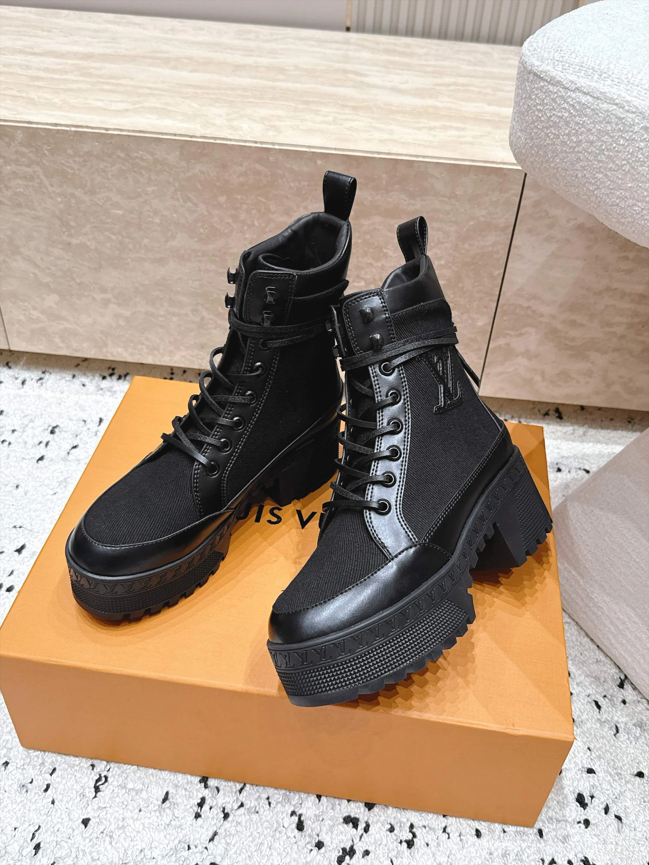 Ботинки Женские Louis Vuitton 18636714