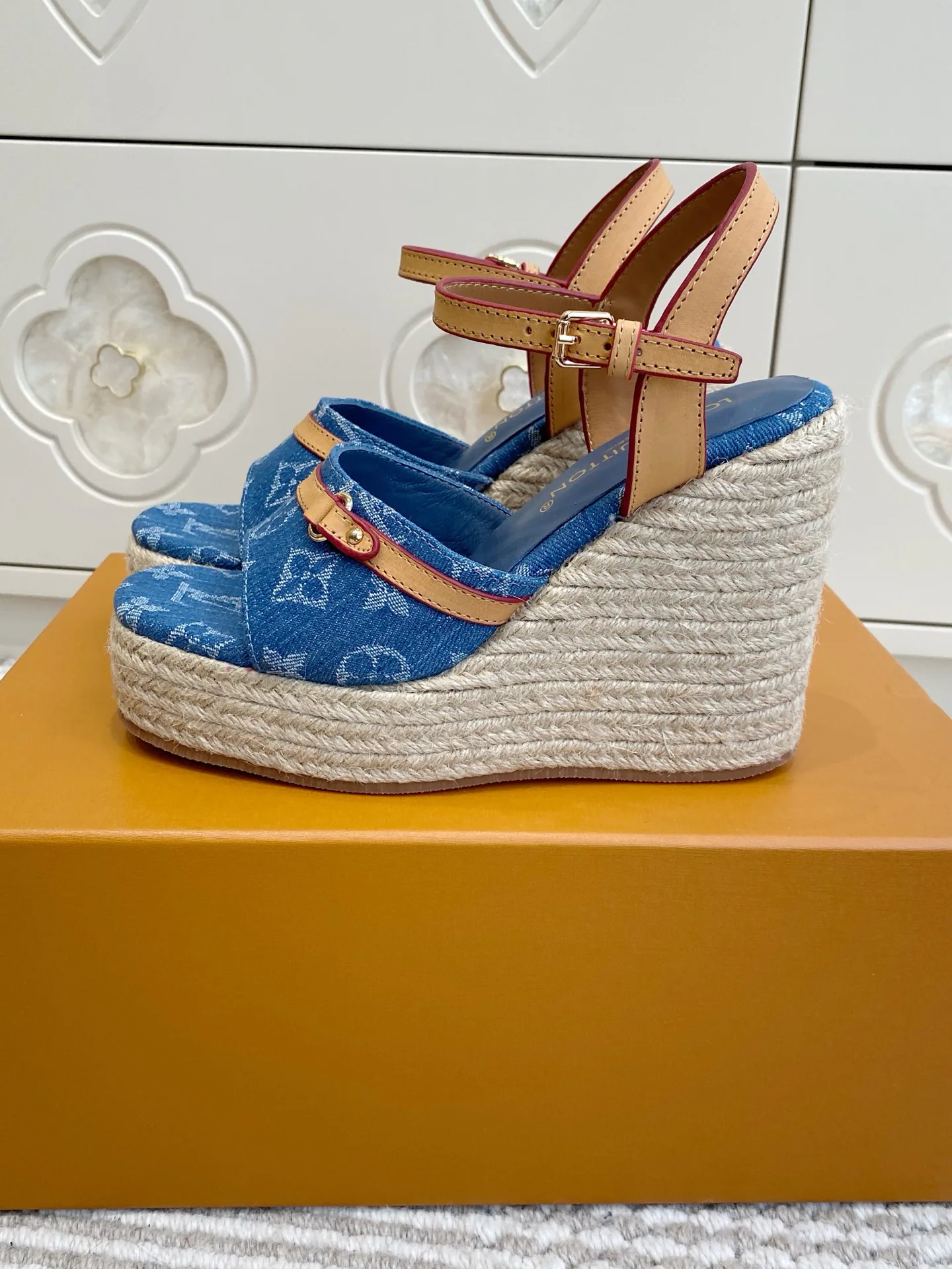 Босоножки Женские Louis Vuitton 12779854