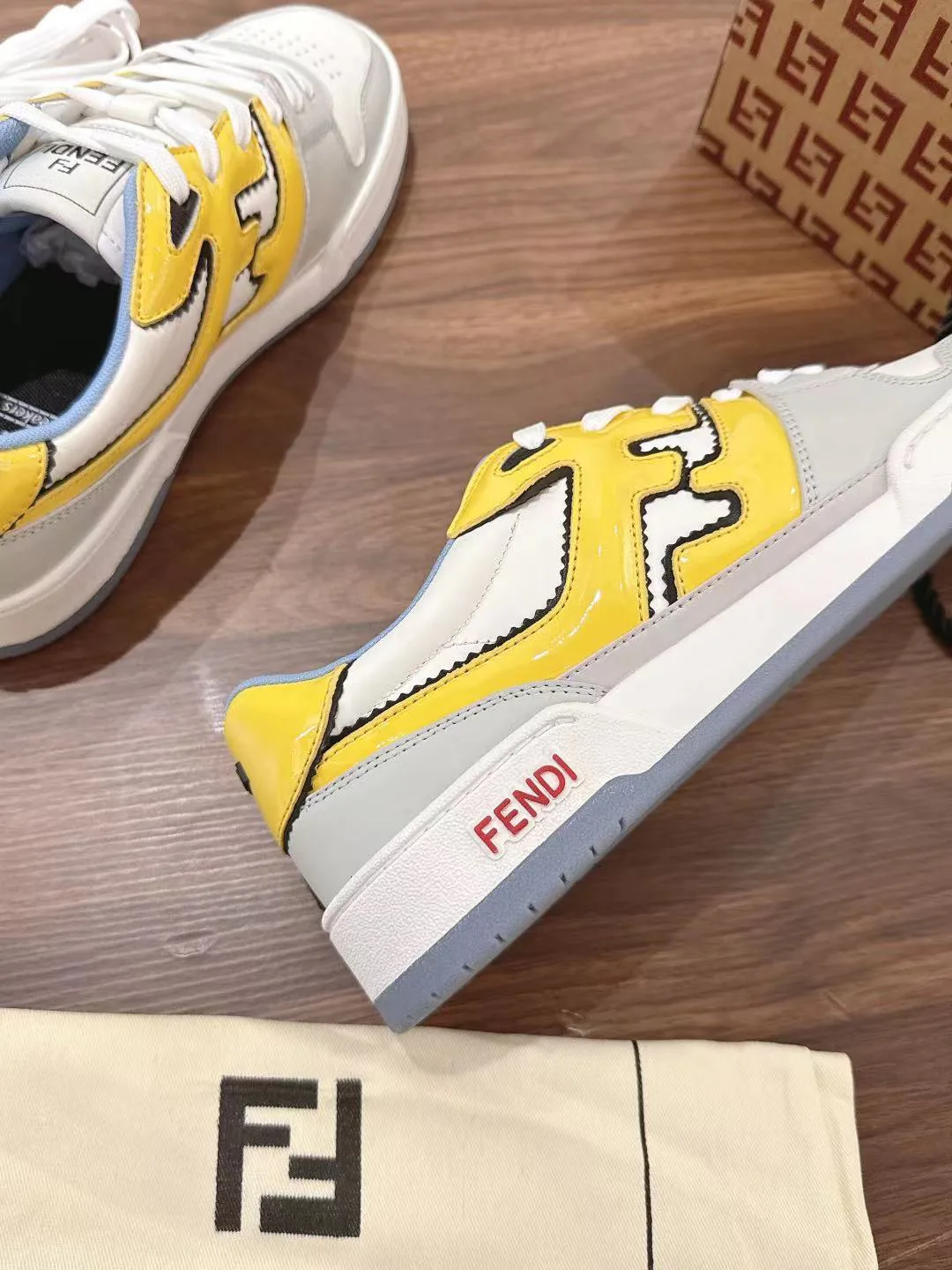 Кроссовки Женские Fendi 18219552