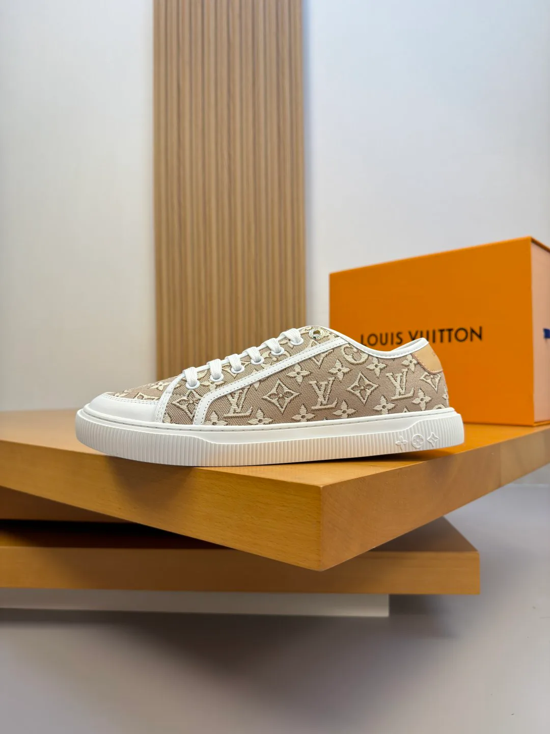 Кроссовки Женские Louis Vuitton 17368538