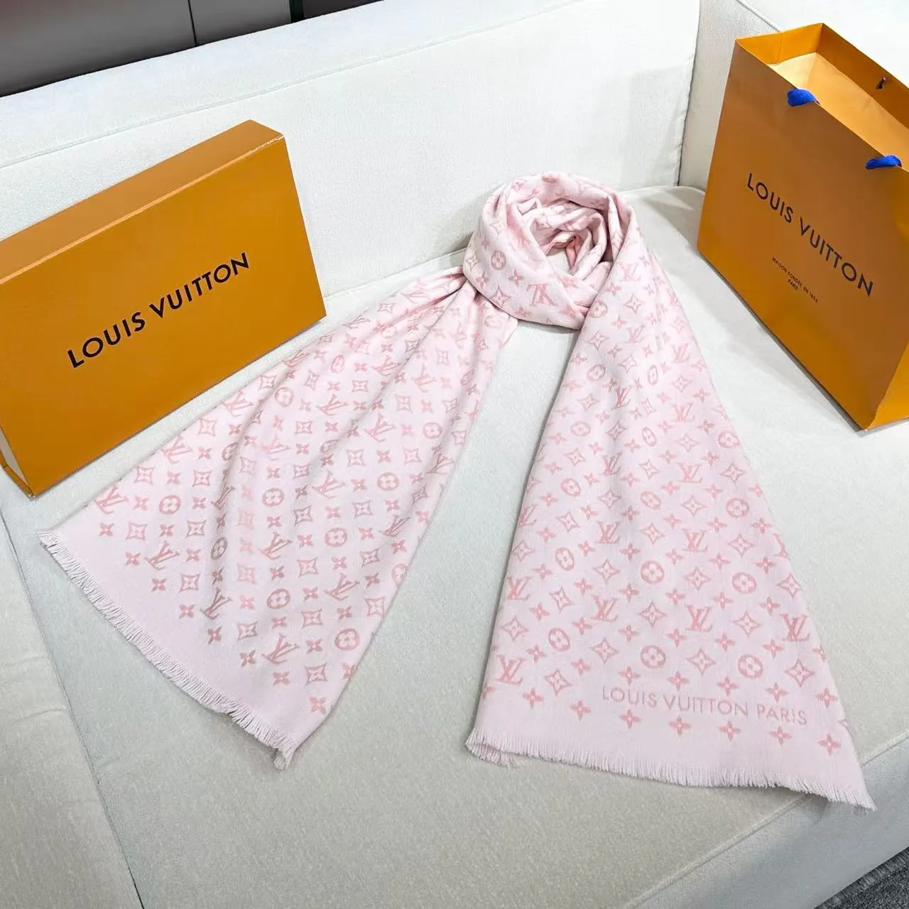 Шарфы Louis Vuitton 18675441