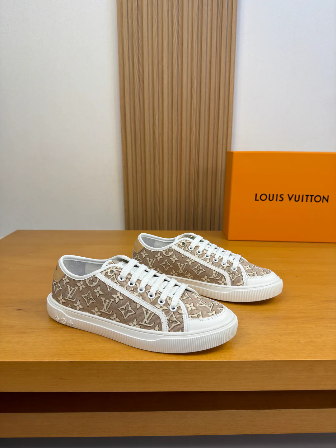 Кроссовки Женские Louis Vuitton 17368538