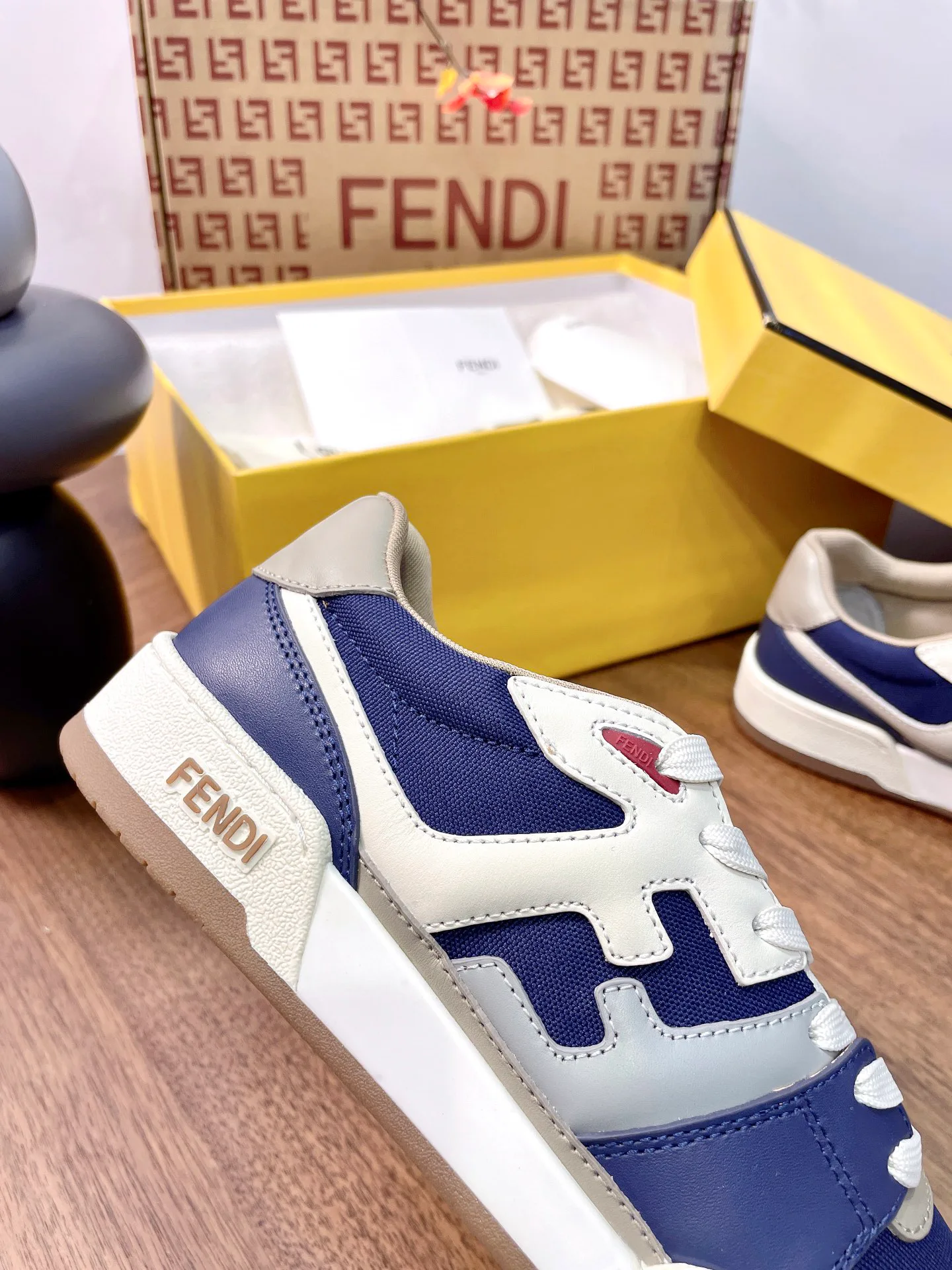Кроссовки Женские Fendi 17957373