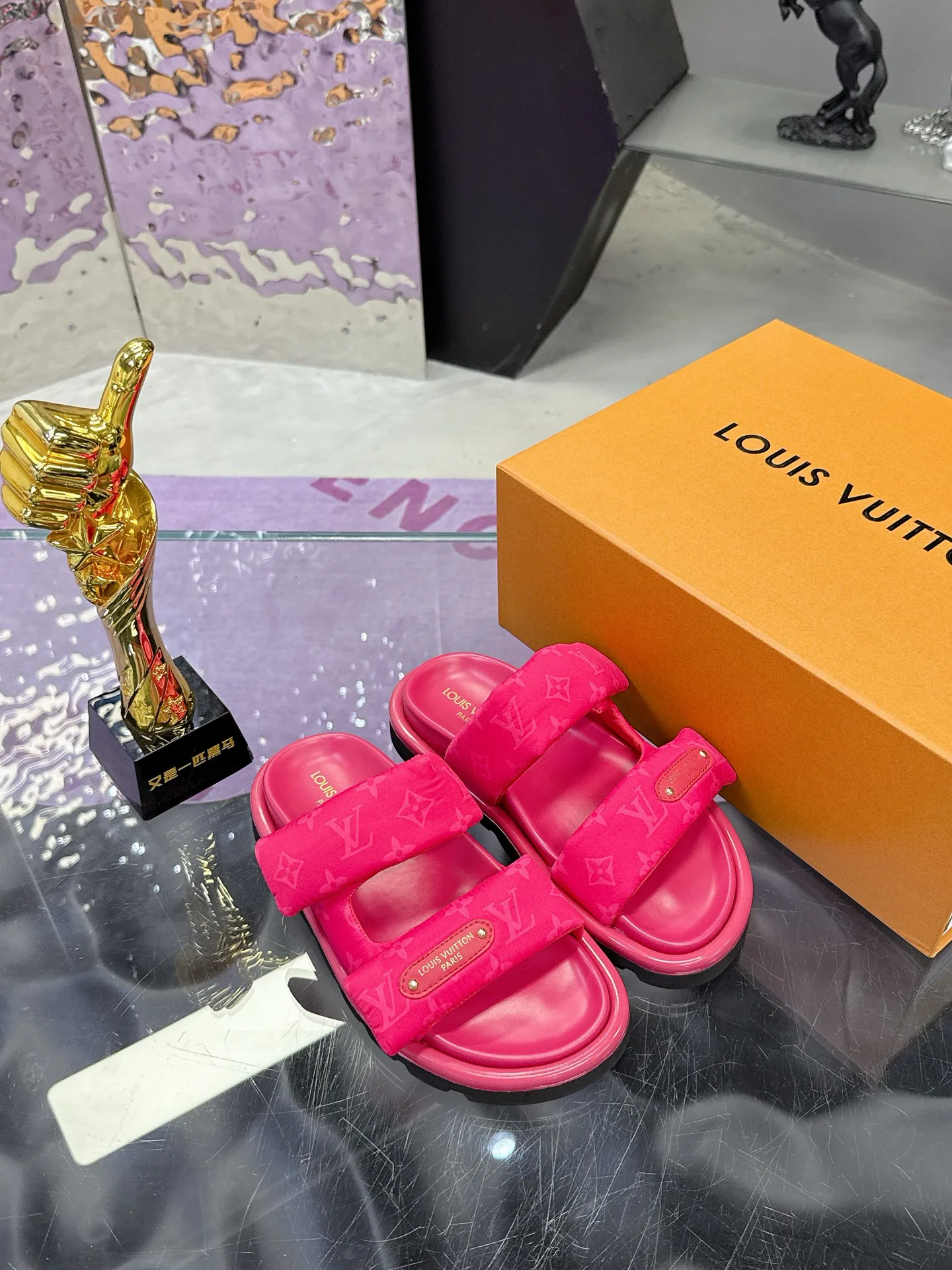 Шлепанцы Женские Louis Vuitton 17530460