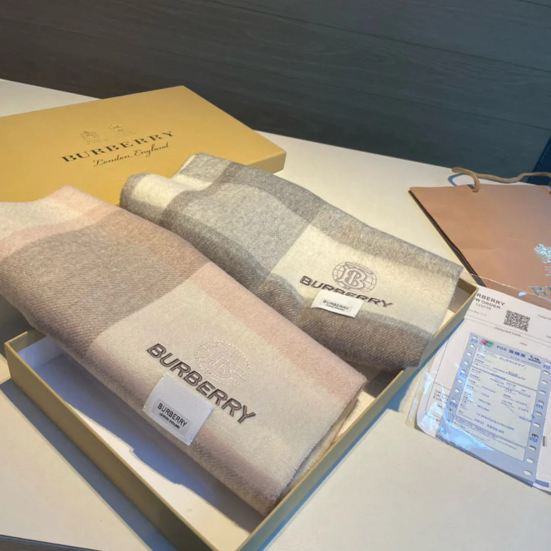 Шарфы Burberry 18449887