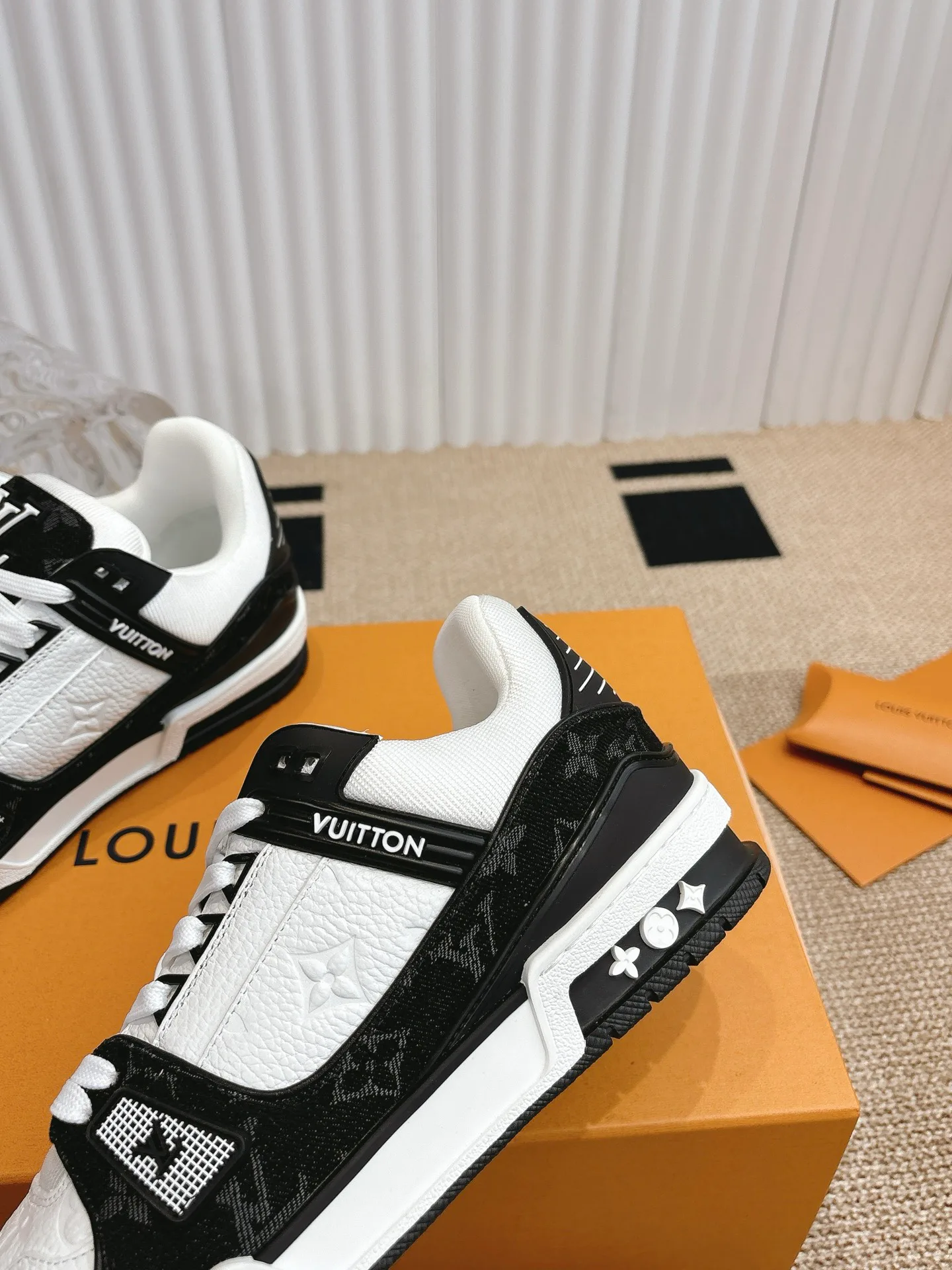 Кроссовки Женские Louis Vuitton 5940533