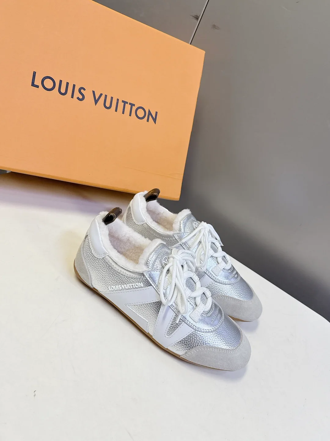 Кроссовки Женские Louis Vuitton 19499929