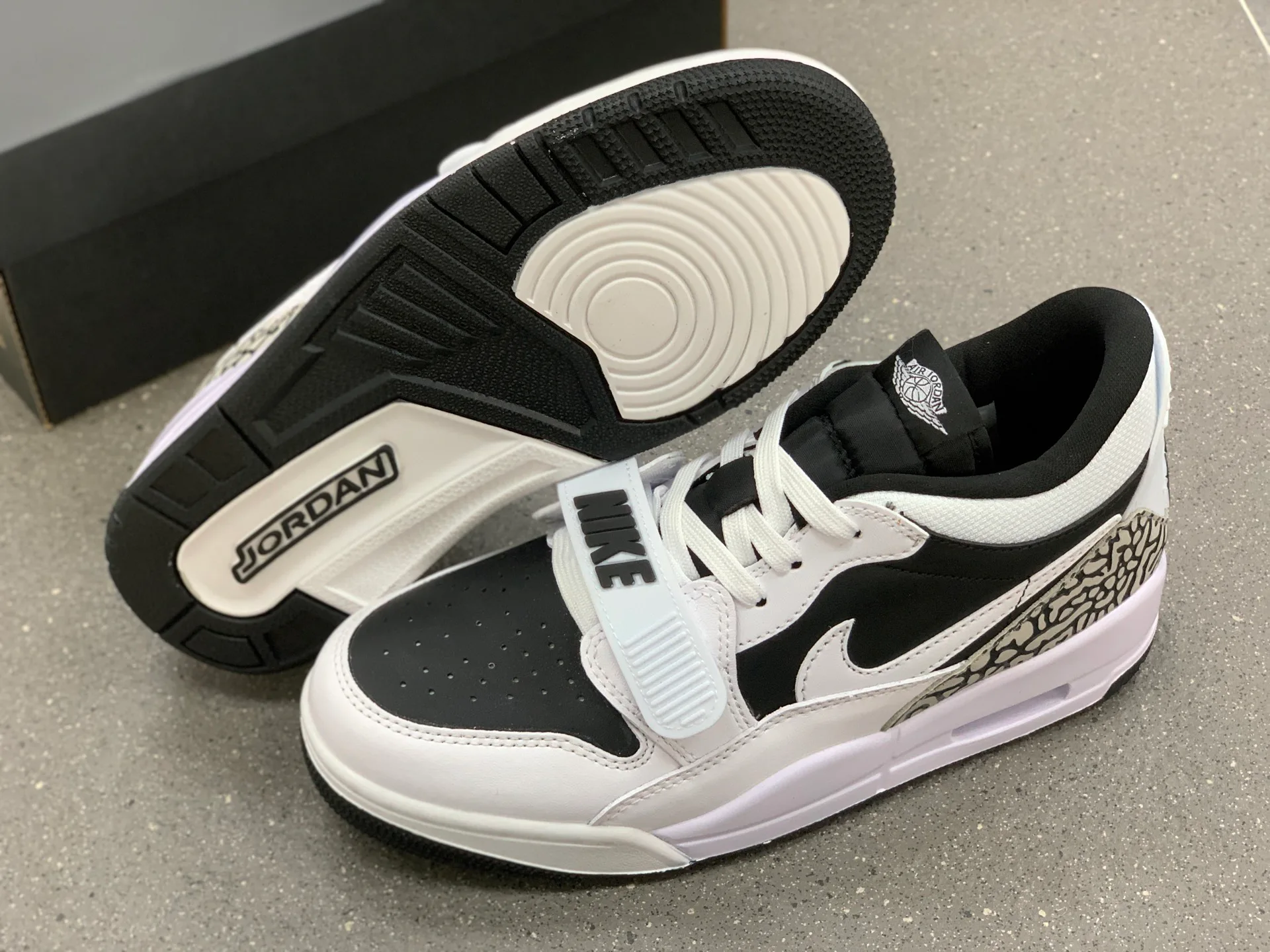 Кроссовки Женские Air Jordan 839905