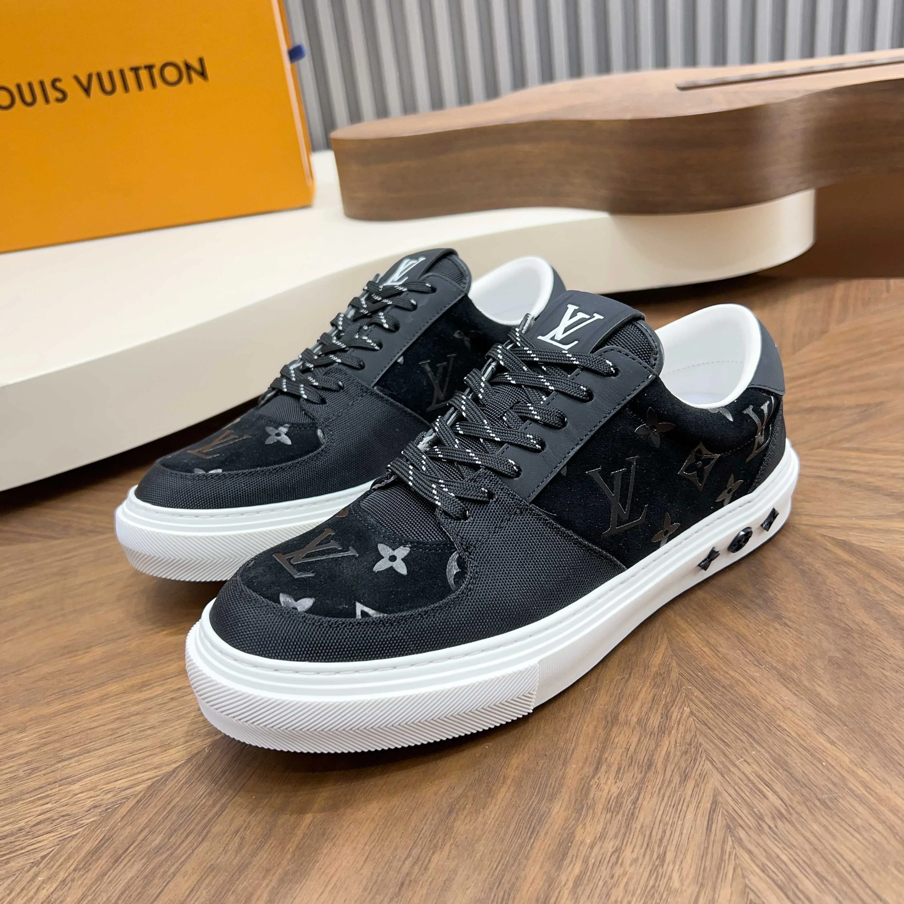 Кроссовки Мужские Louis Vuitton 18117093