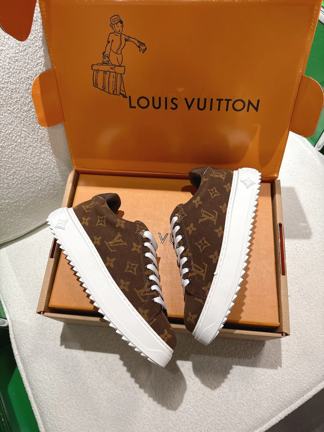Кроссовки Женские Louis Vuitton 18677711