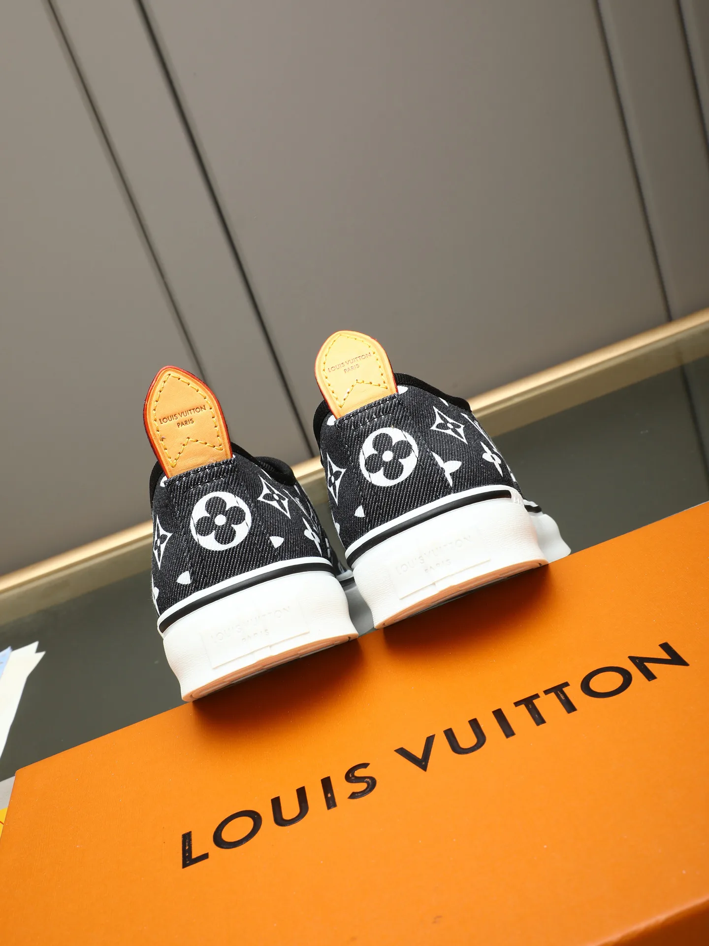 Кроссовки Женские Louis Vuitton 17947258