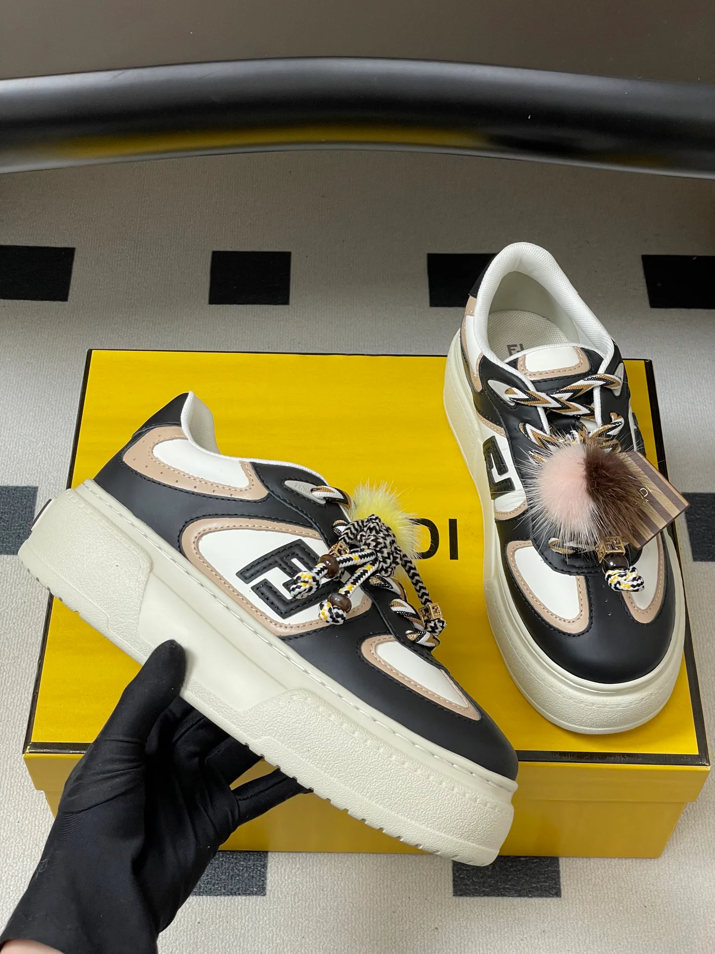 Кроссовки Женские Fendi 436200