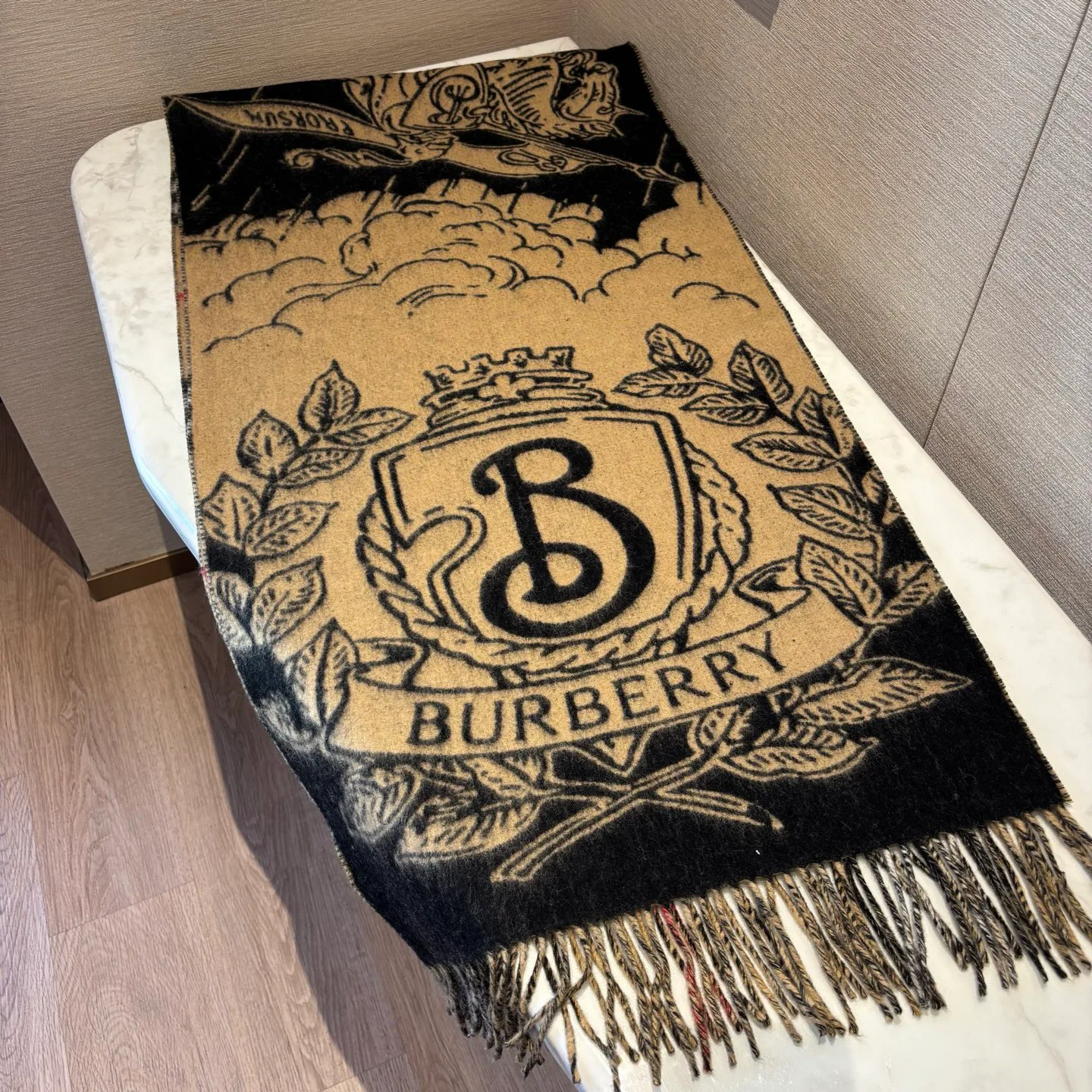 Шарфы Burberry 18507335