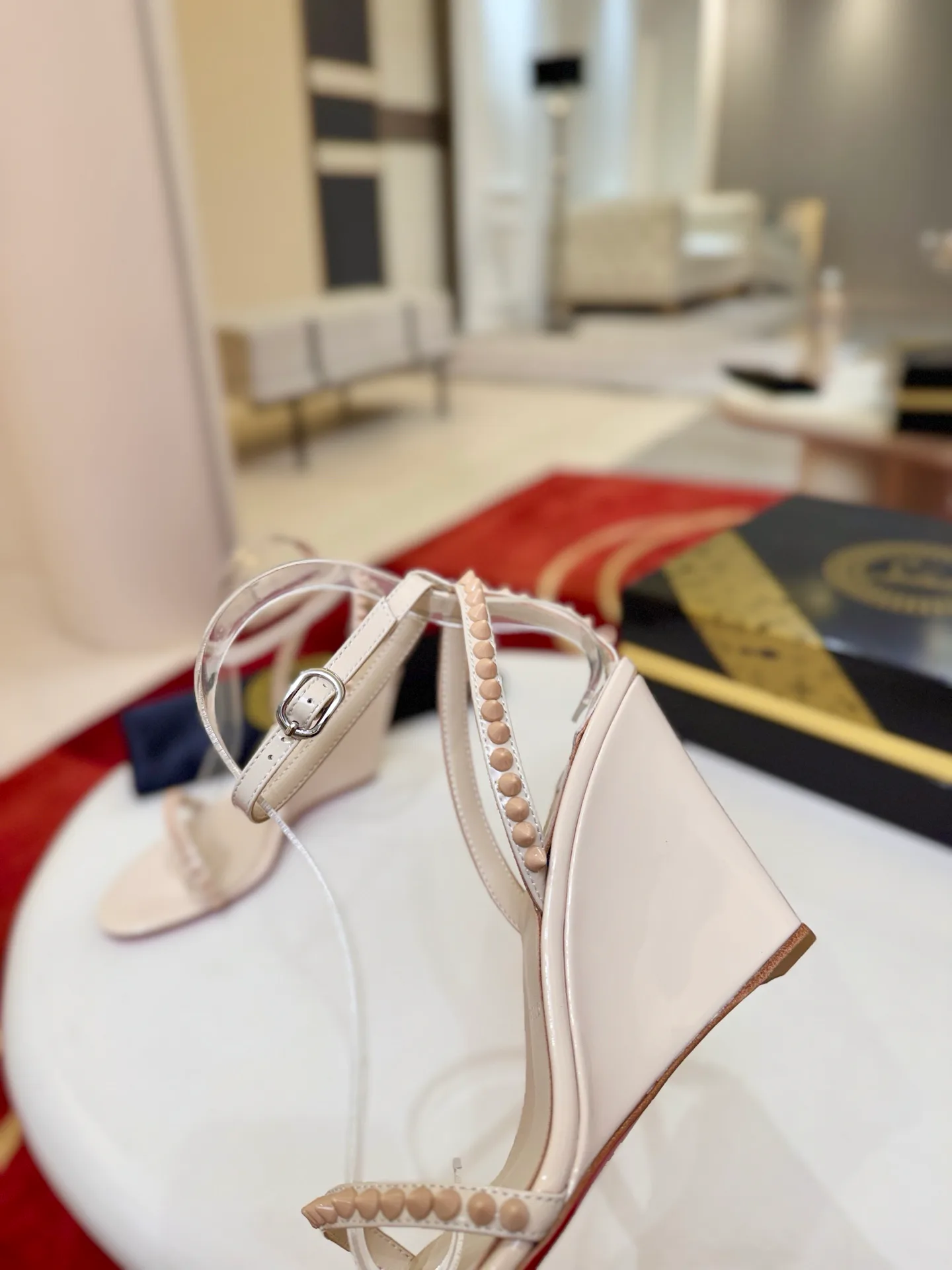 Босоножки Женские Christian Louboutin 18500920