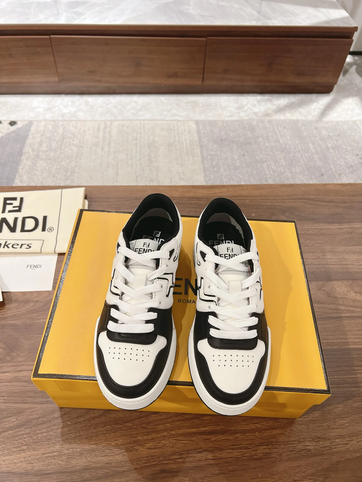 Кроссовки Женские Fendi 18219551