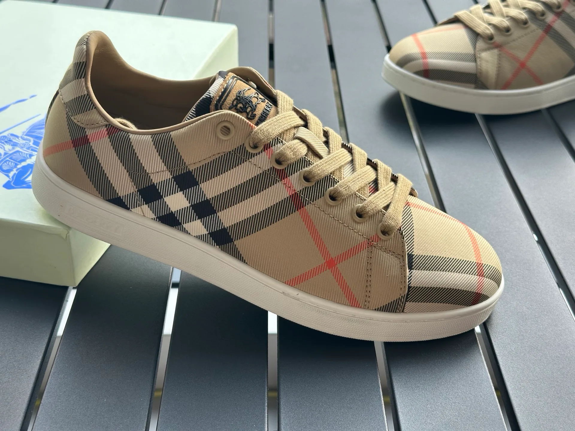 Кроссовки Женские Burberry 17420312