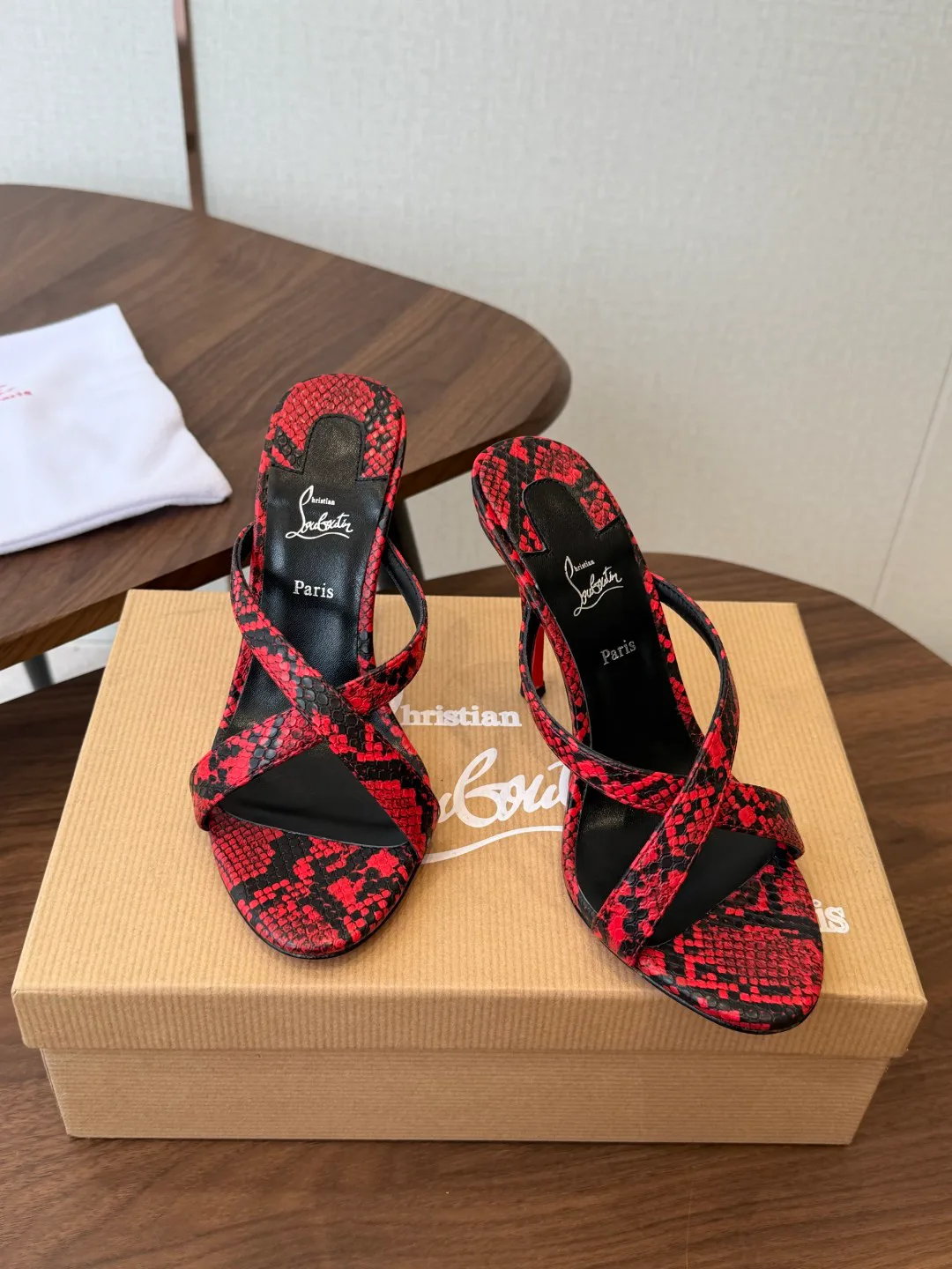 Босоножки Женские Christian Louboutin 18183082