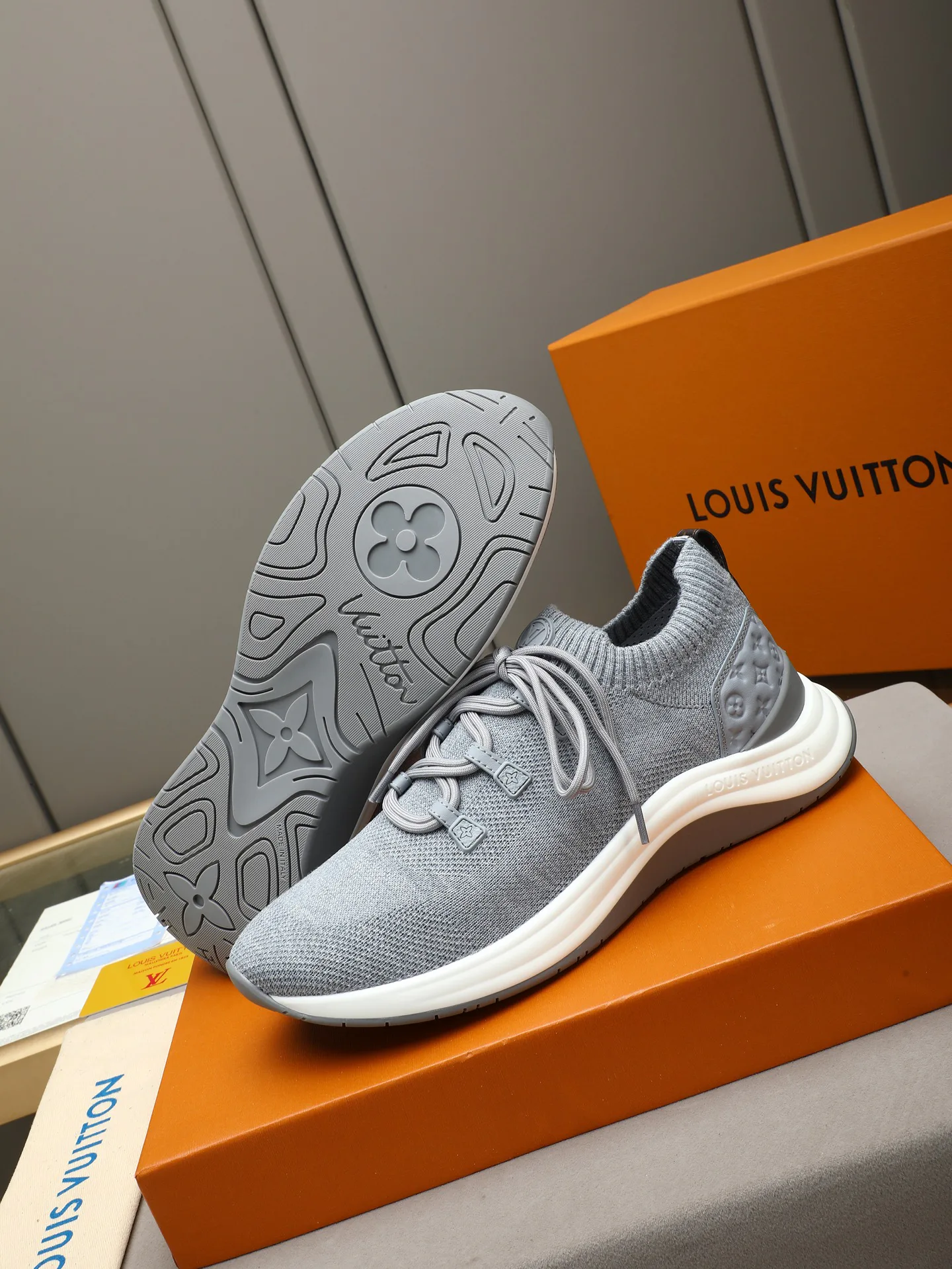 Кроссовки Женские Louis Vuitton 17947271