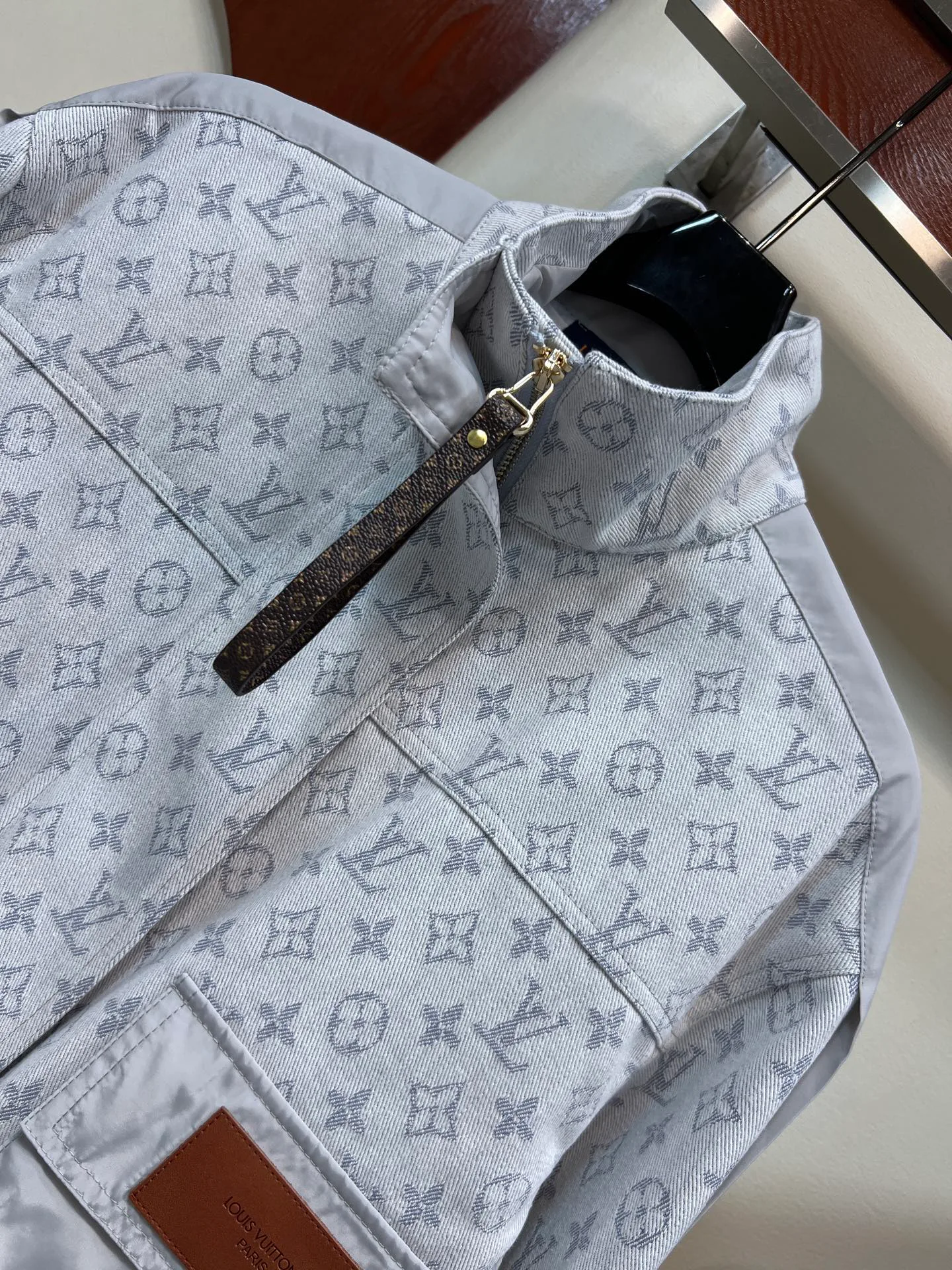 Куртки И Пуховики Женские Louis Vuitton 18408135