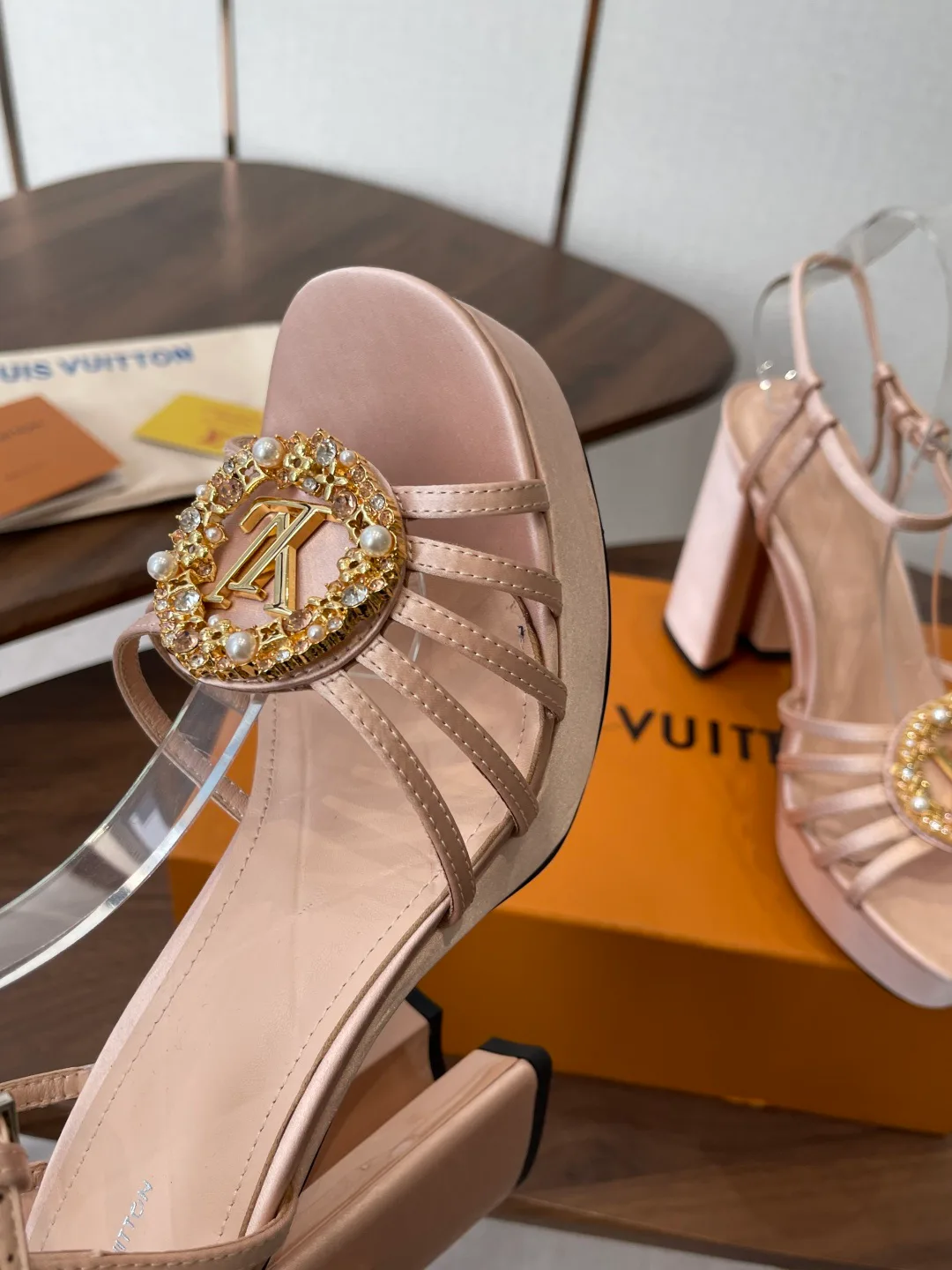 Босоножки Женские Louis Vuitton 11427935