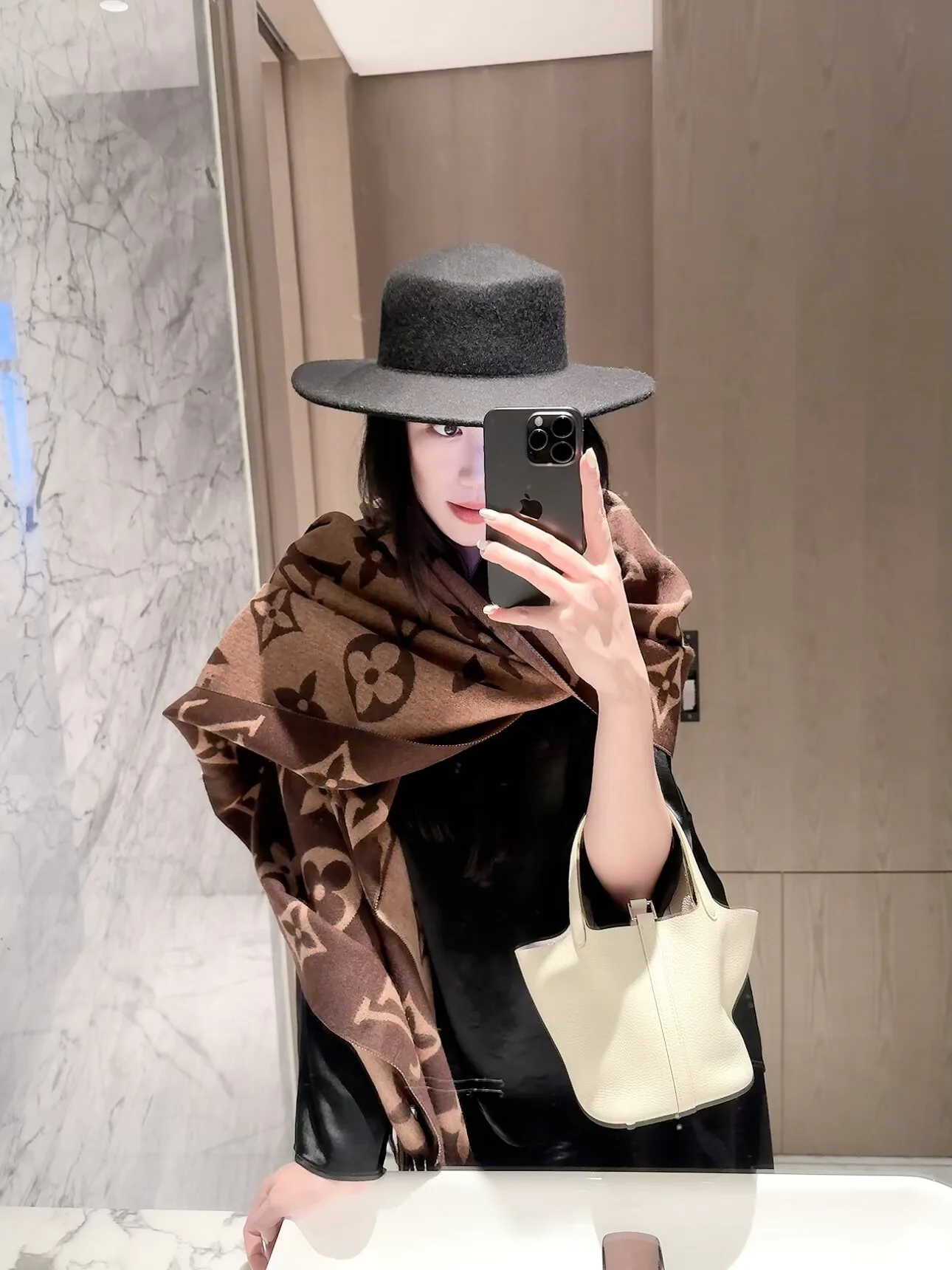 Шарфы Louis Vuitton 18322510
