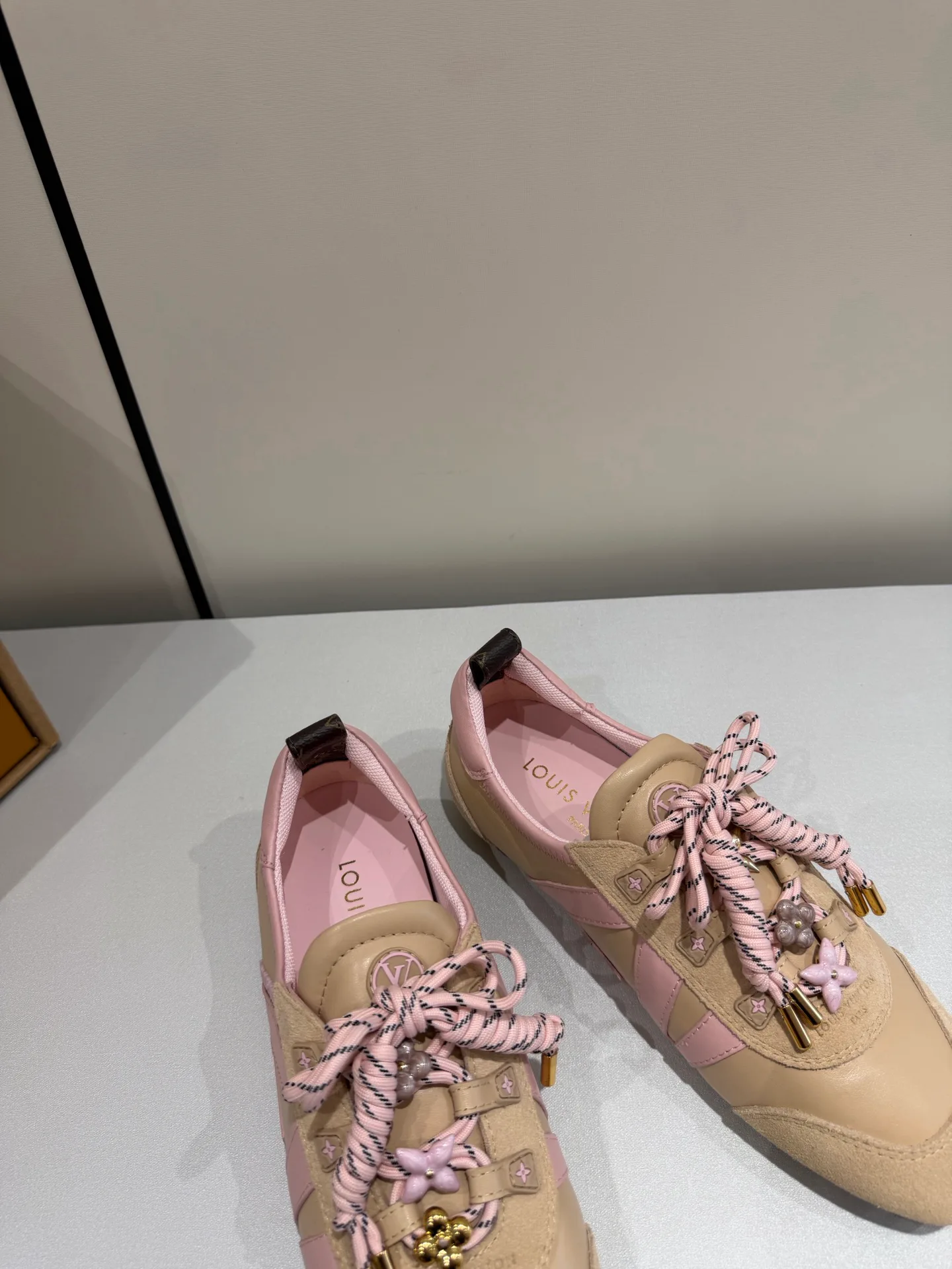 Кроссовки Женские Louis Vuitton 17934910