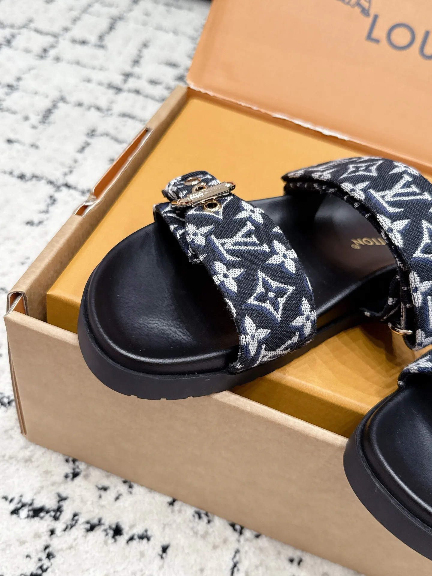 Шлепанцы Женские Louis Vuitton 17522814