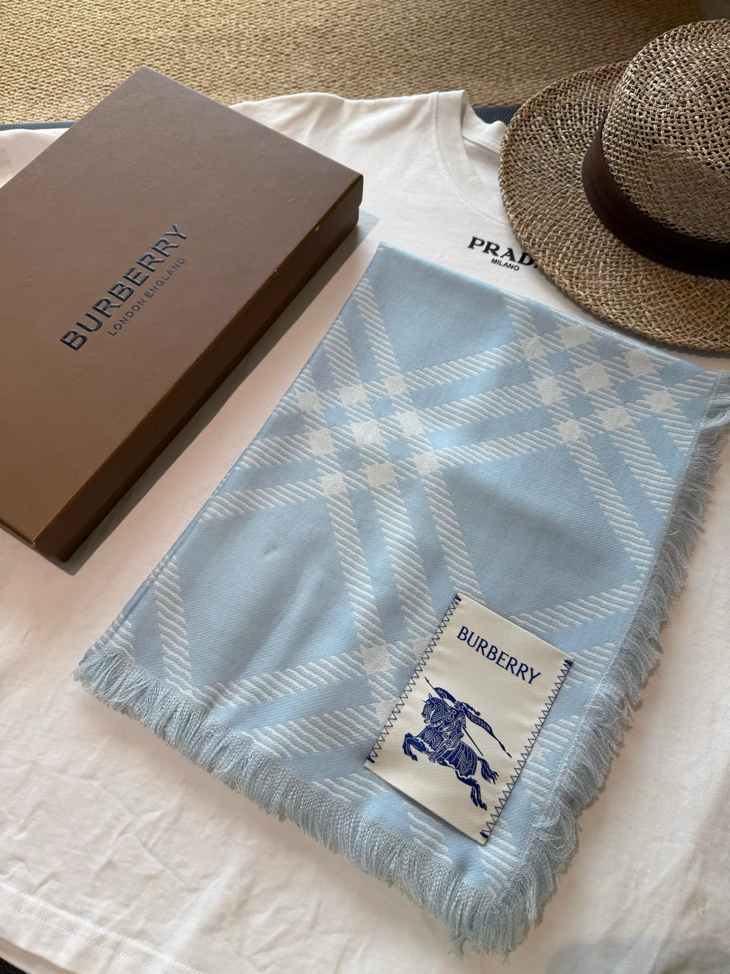 Шарфы Burberry 18627365