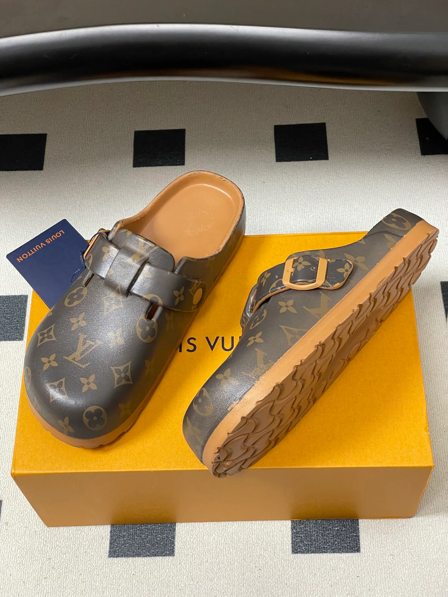 Шлепанцы Женские Louis Vuitton 11579016