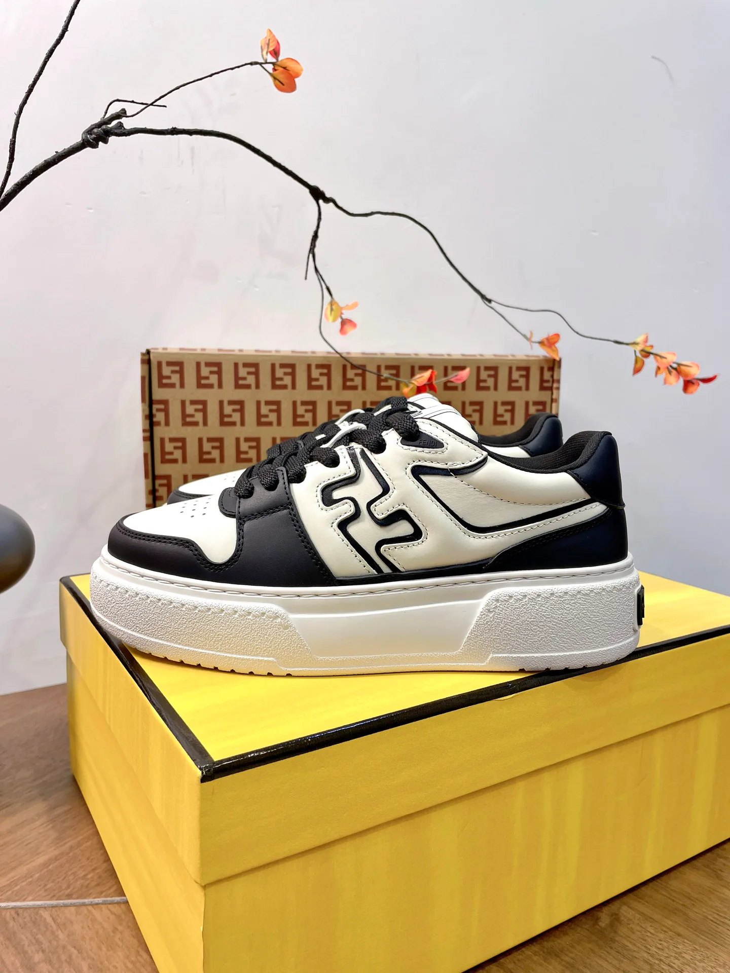 Кроссовки Женские Fendi 17957335