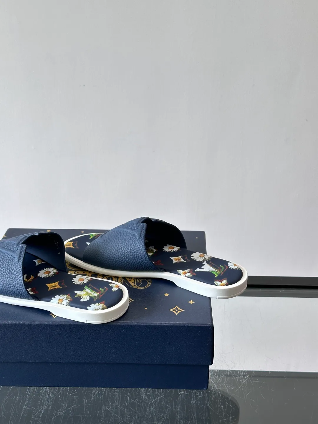 Шлепанцы Женские Louis Vuitton 17162802