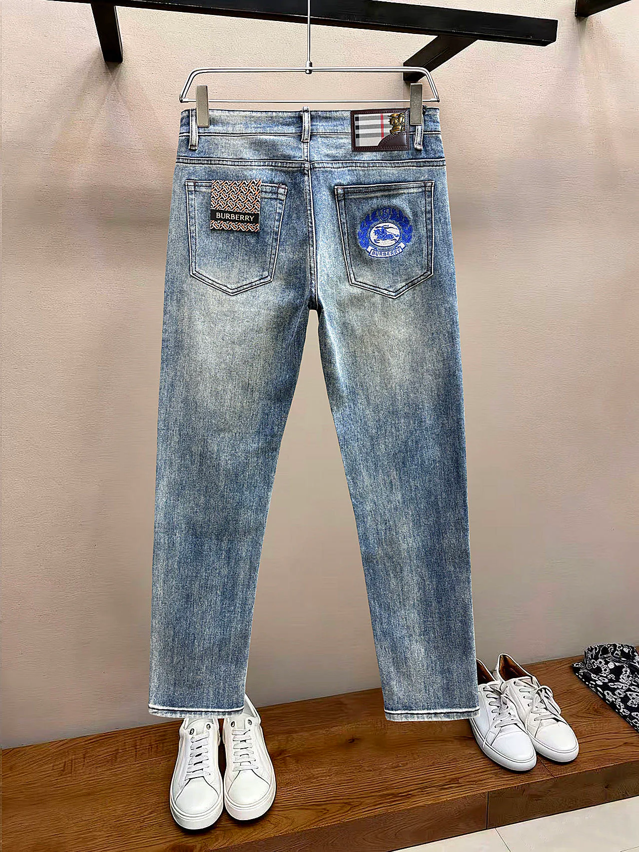 Джинсы Мужские Burberry 18097856