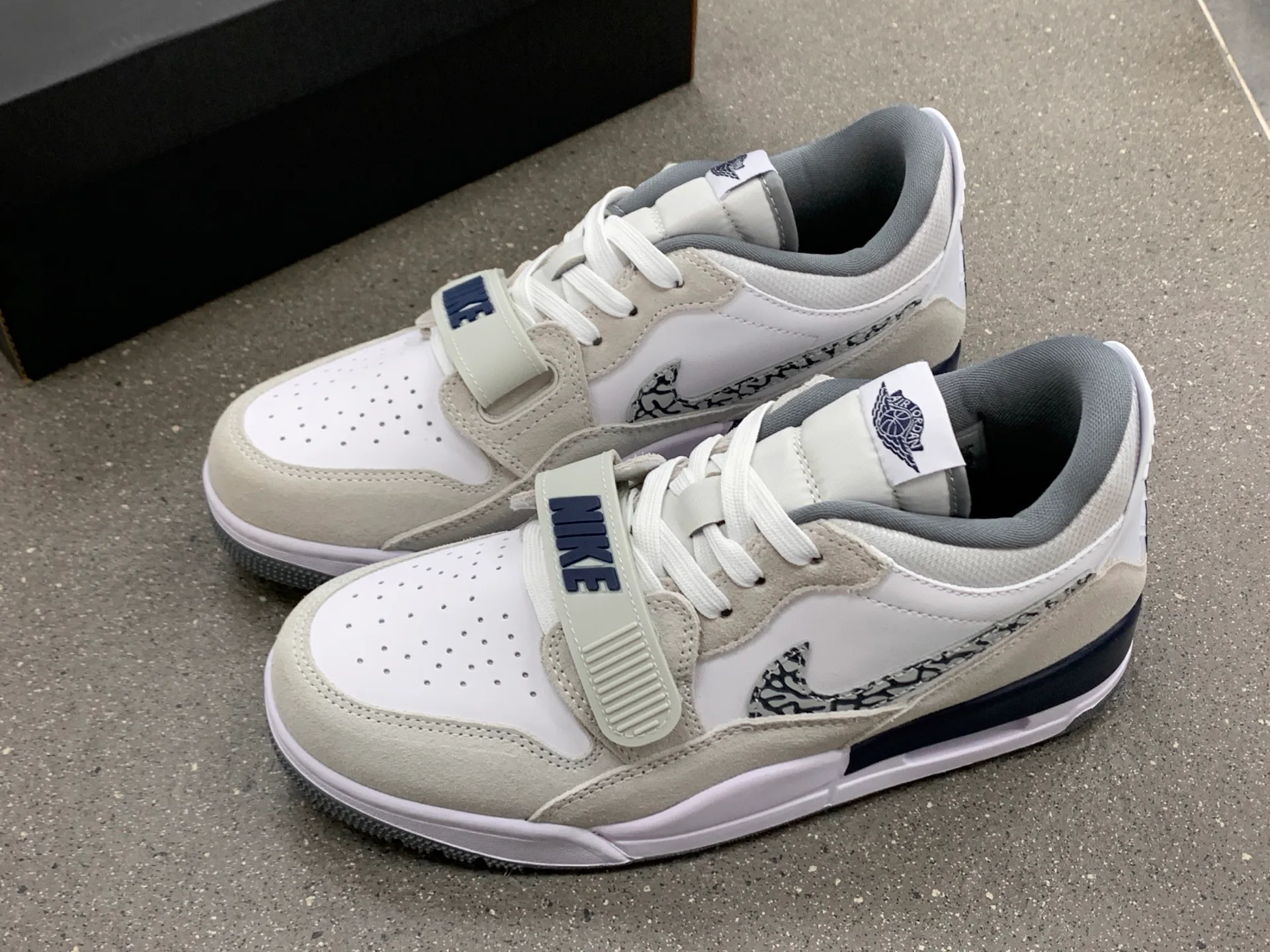 Кроссовки Женские Air Jordan 1261184