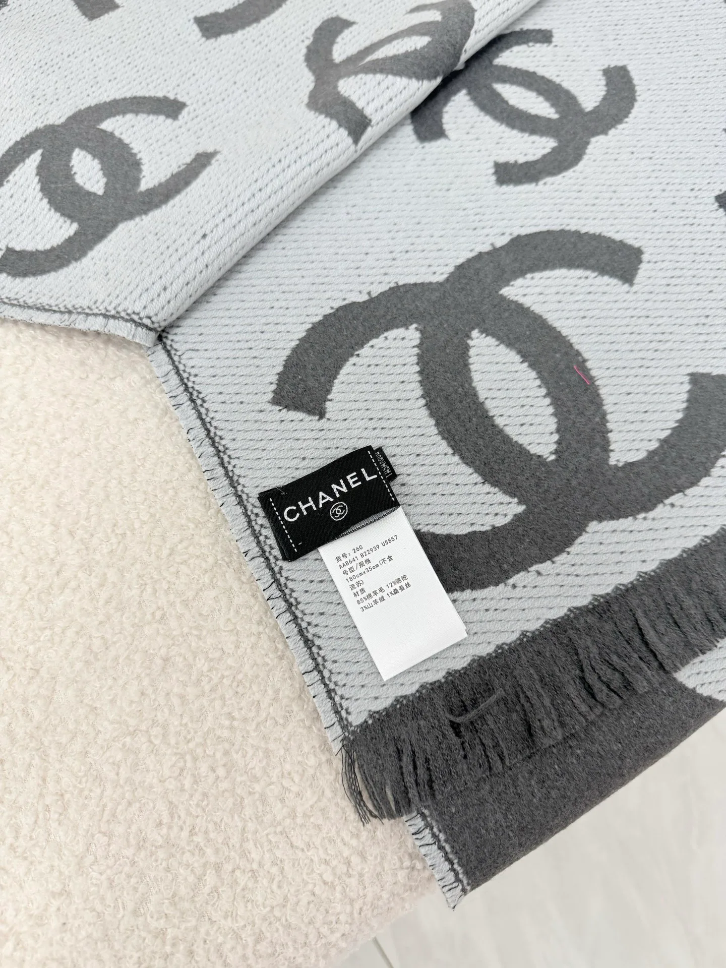 Шарфы Chanel 18675460