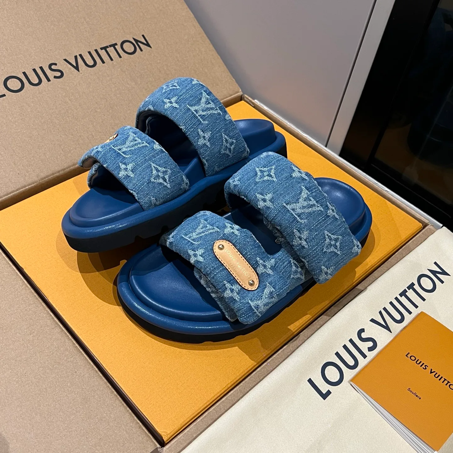 Шлепанцы Женские Louis Vuitton 17608427