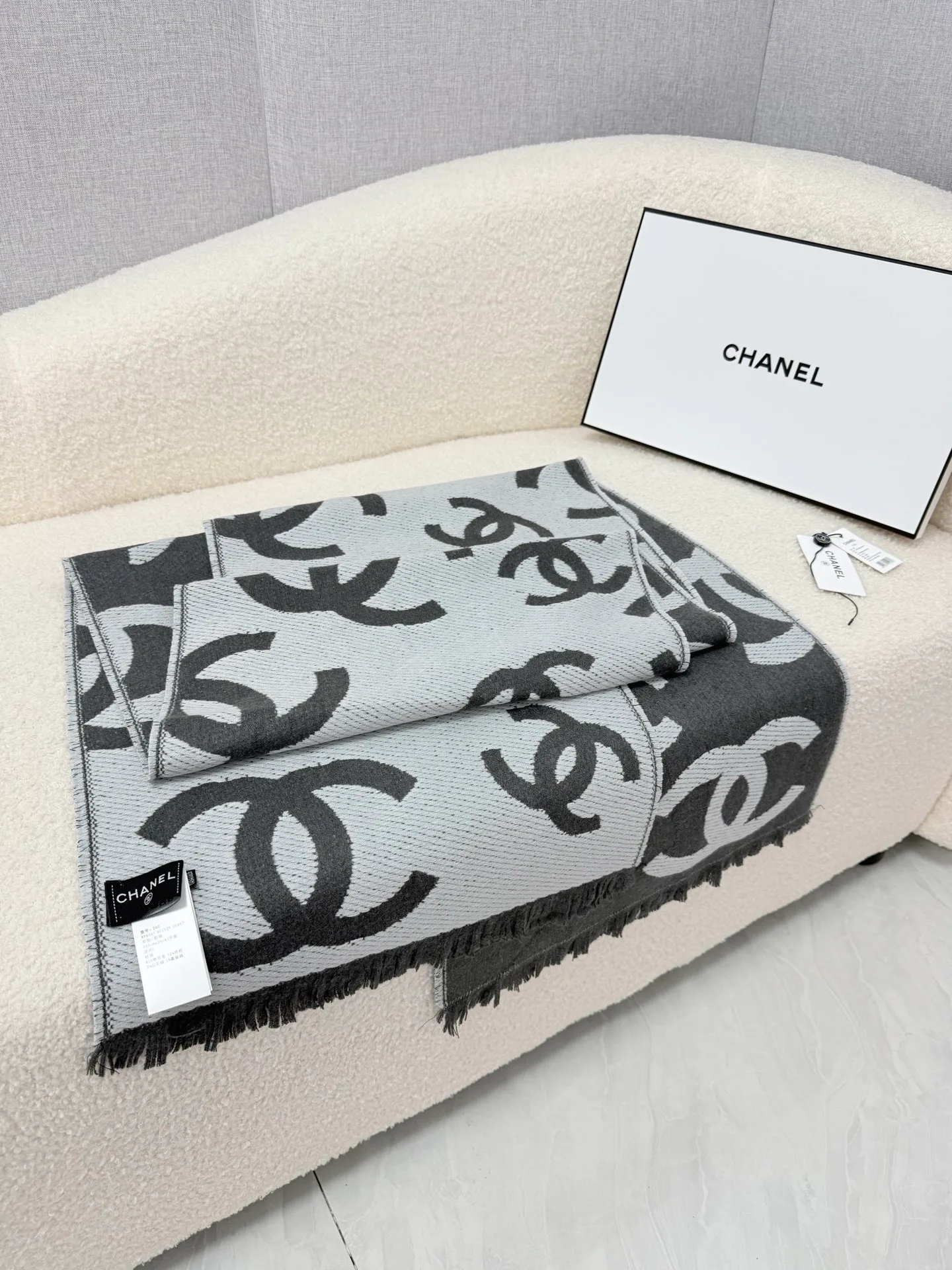 Шарфы Chanel 18675460