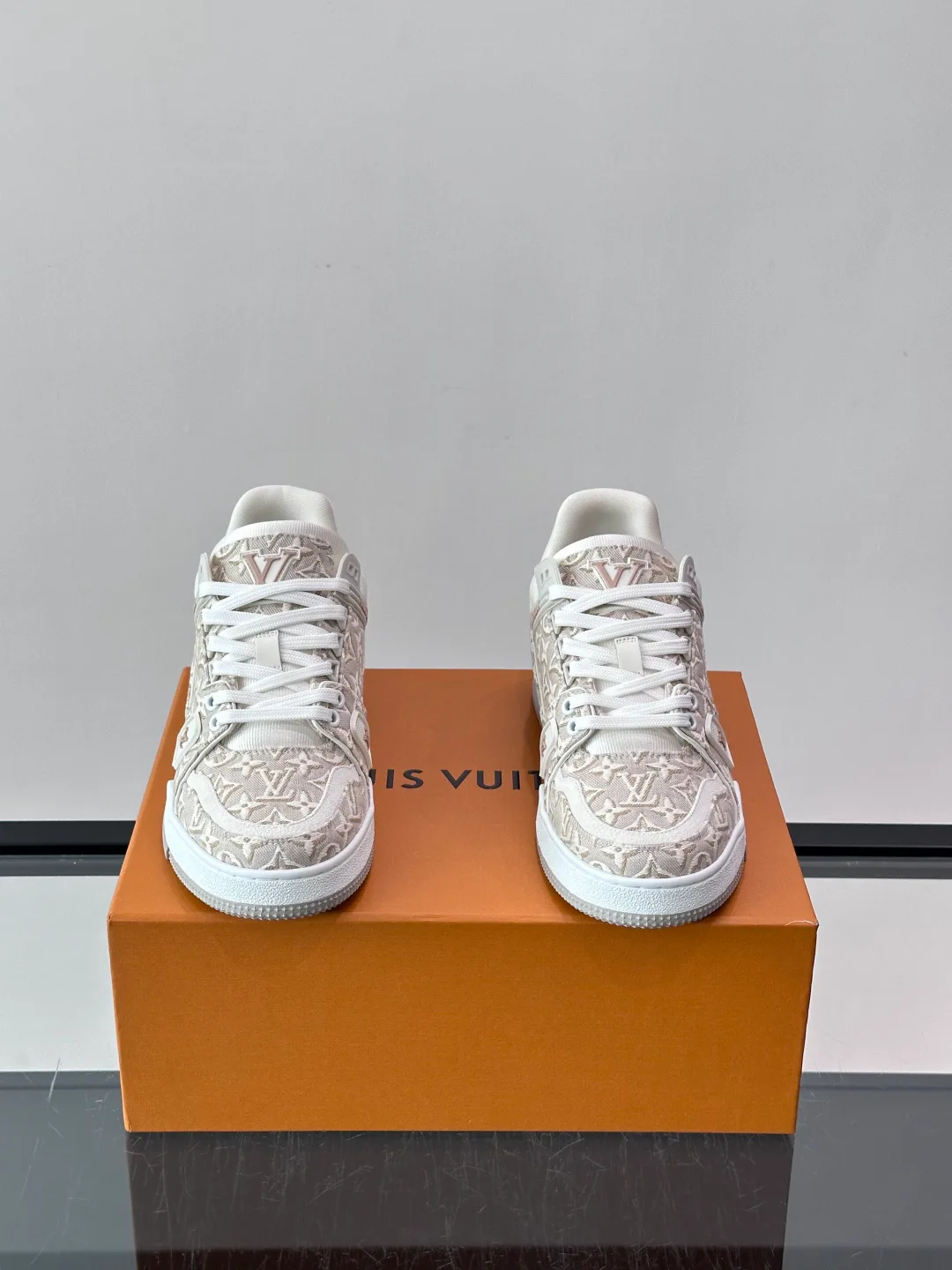 Кроссовки Женские Louis Vuitton 18039739
