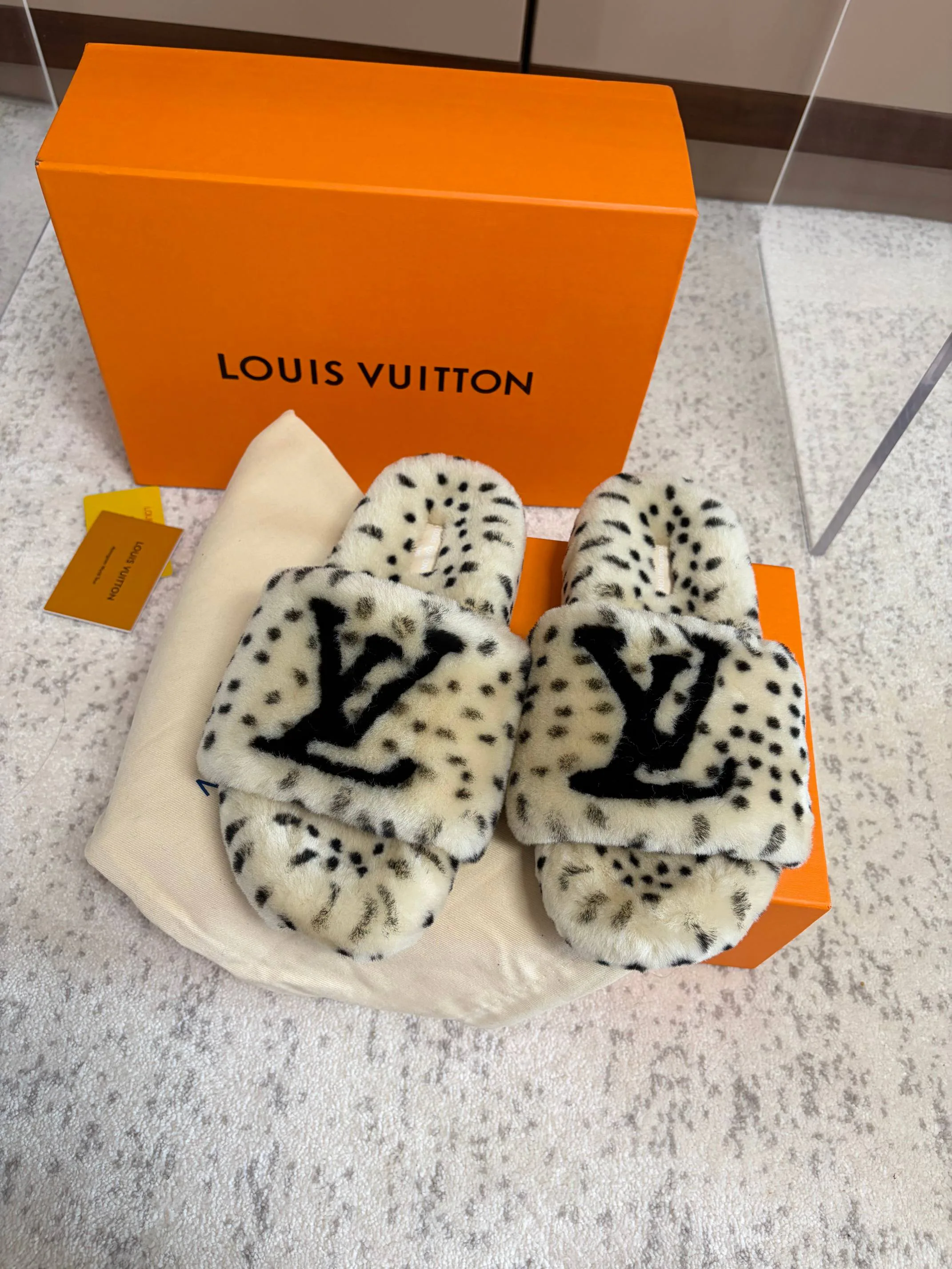 Тапочки Женские Louis Vuitton 18436103