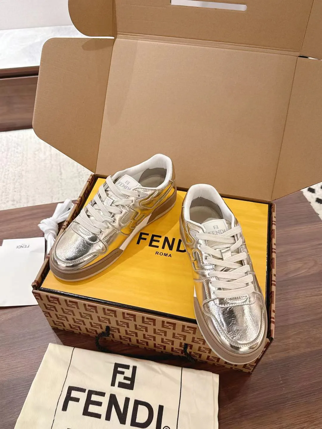 Кроссовки Женские Fendi 18219553