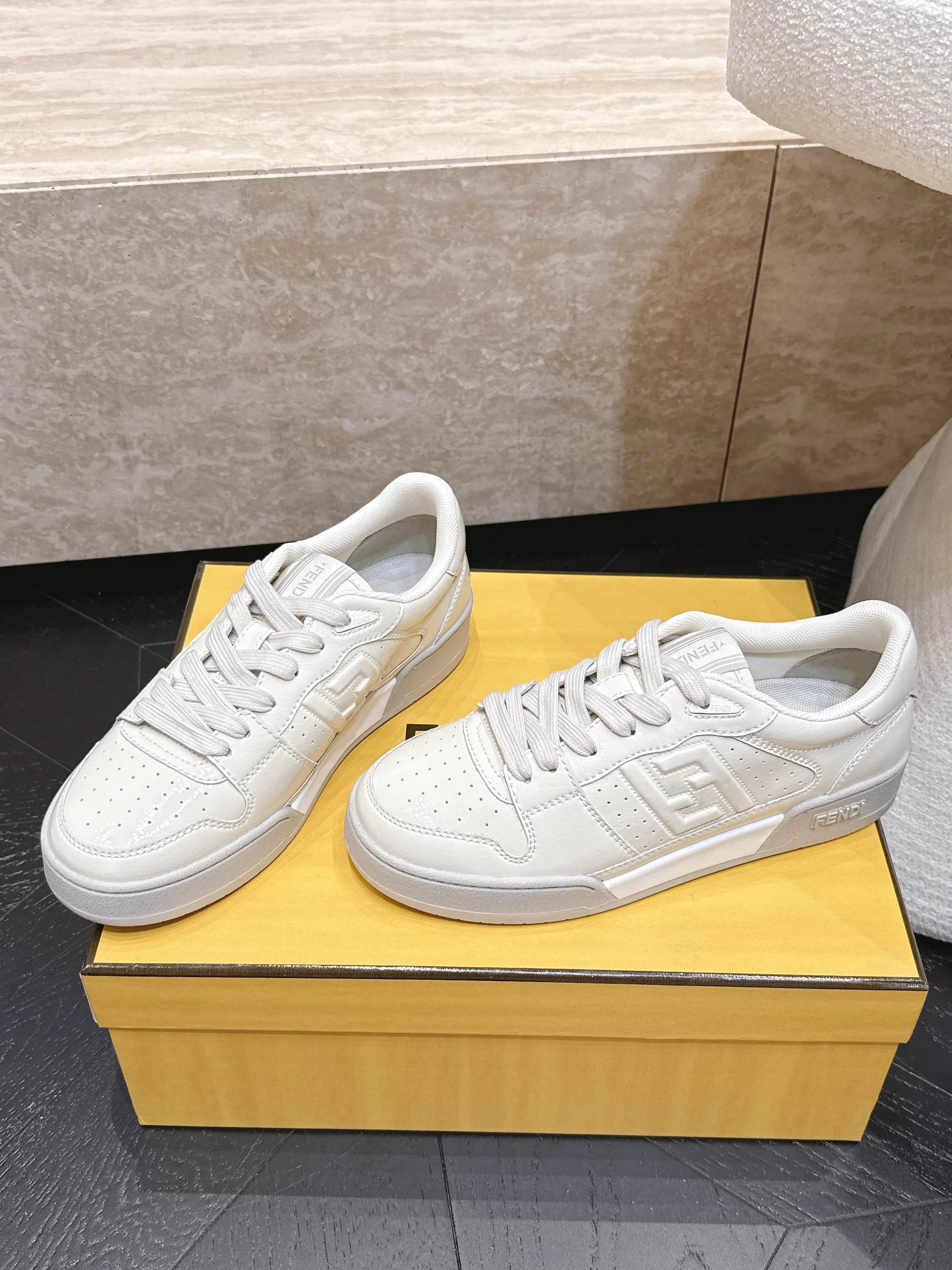 Кроссовки Женские Fendi 17682039