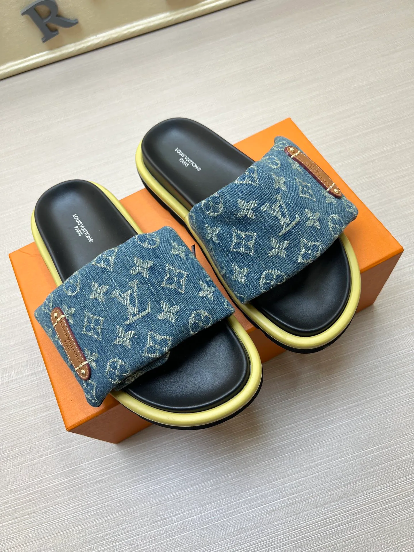 Шлепанцы Женские Louis Vuitton 9801559