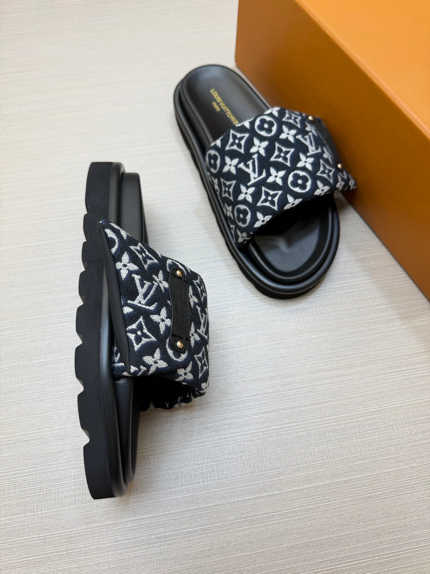 Шлепанцы Женские Louis Vuitton 18011826