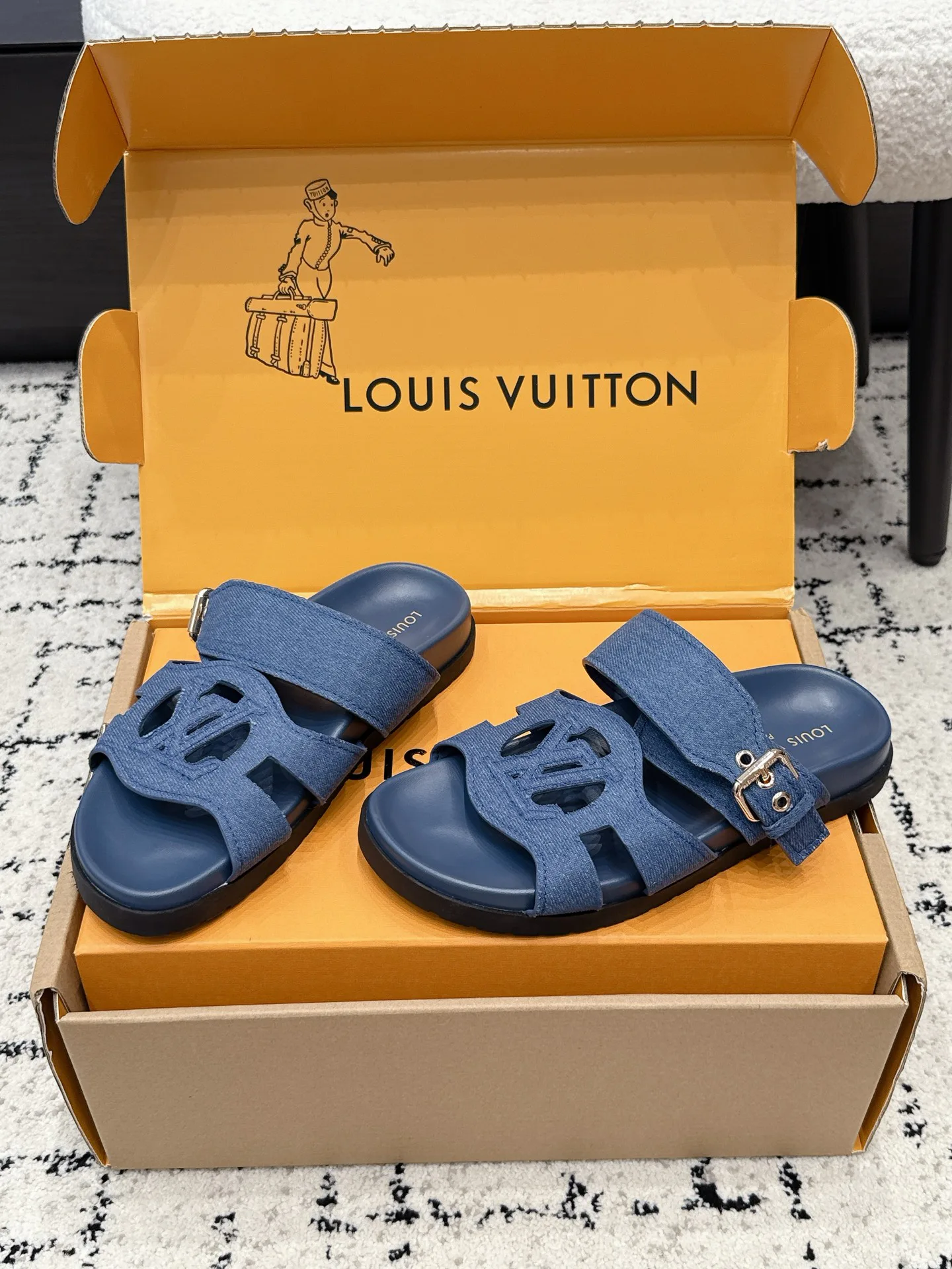 Шлепанцы Женские Louis Vuitton 17522792