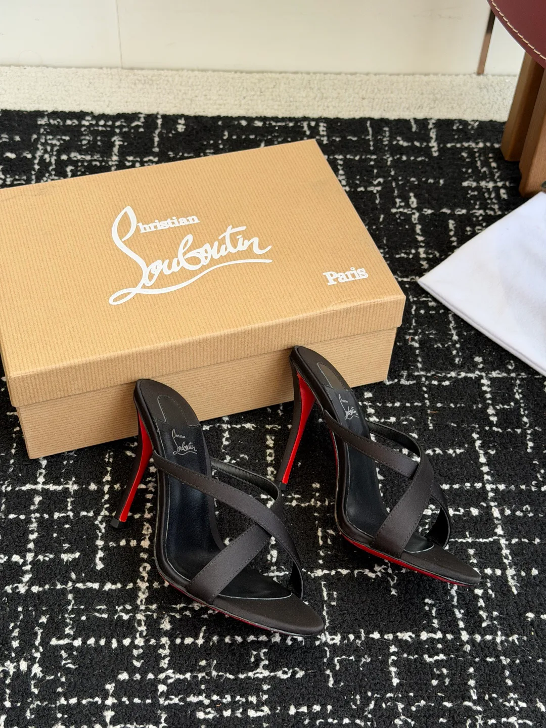 Босоножки Женские Christian Louboutin 17936544