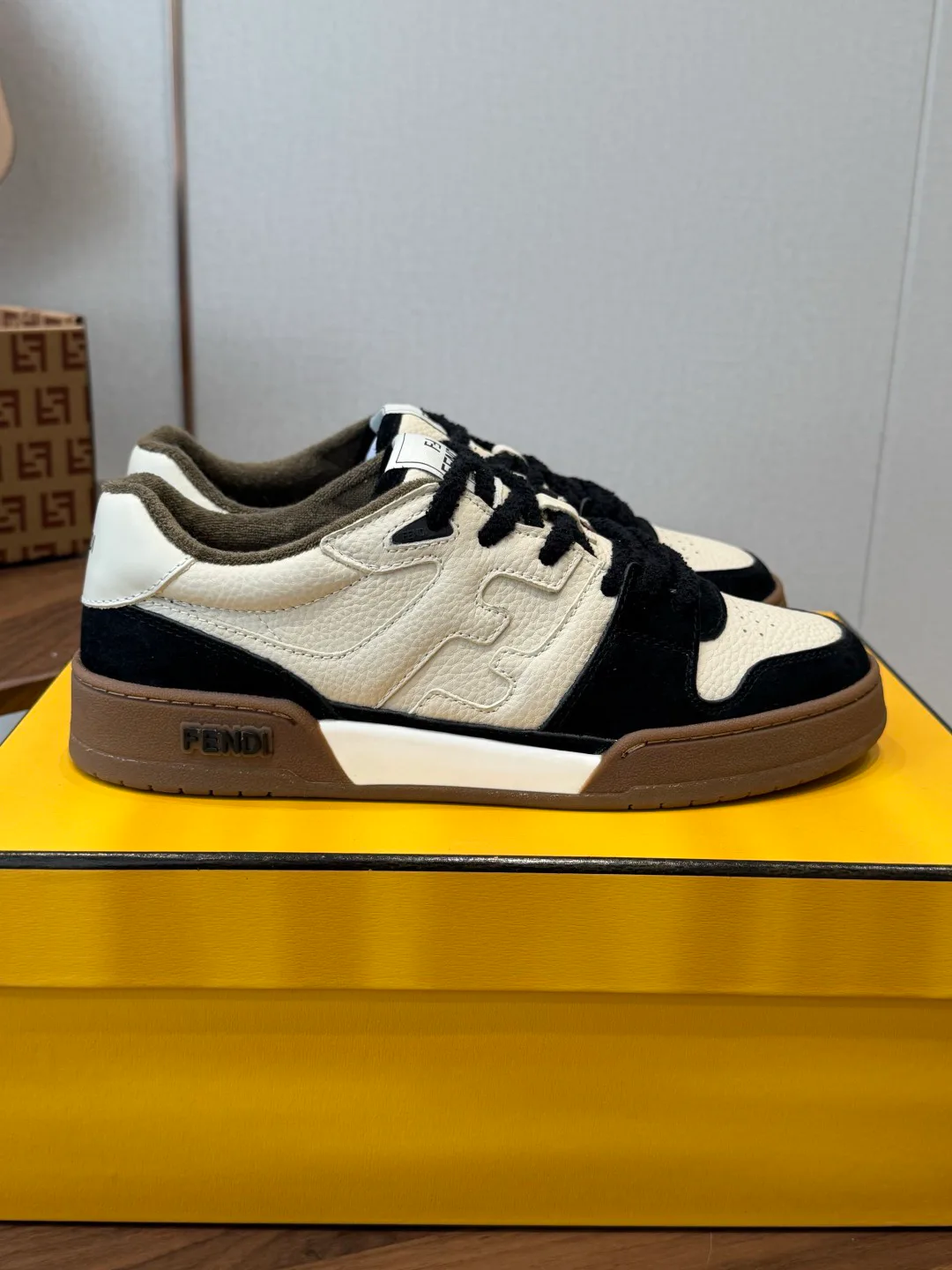 Кроссовки Женские Fendi 17908426