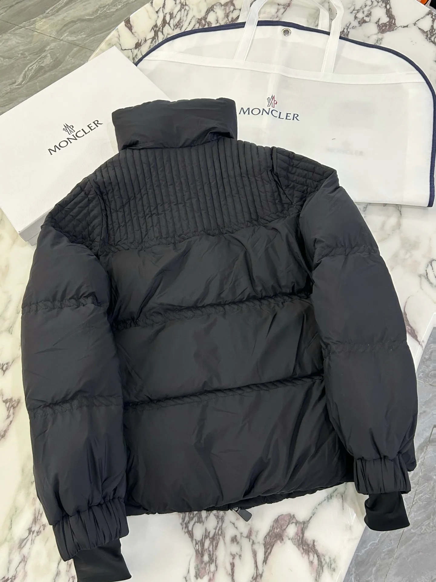 Куртки И Пуховики Мужские Moncler 18231500