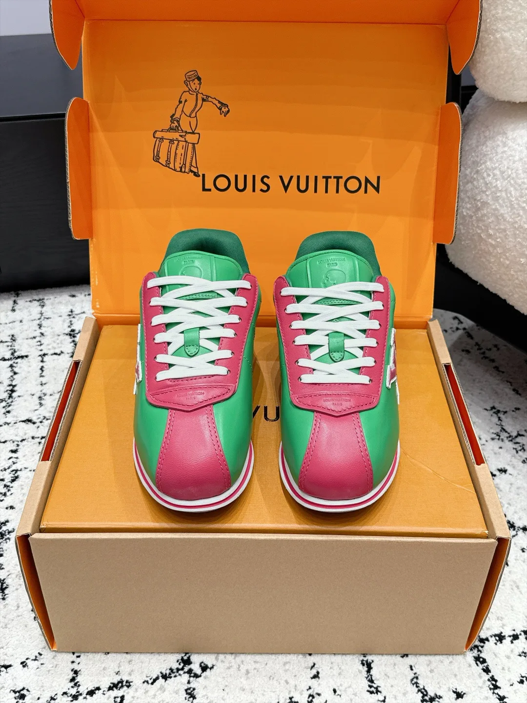 Кроссовки Женские Louis Vuitton 18406491