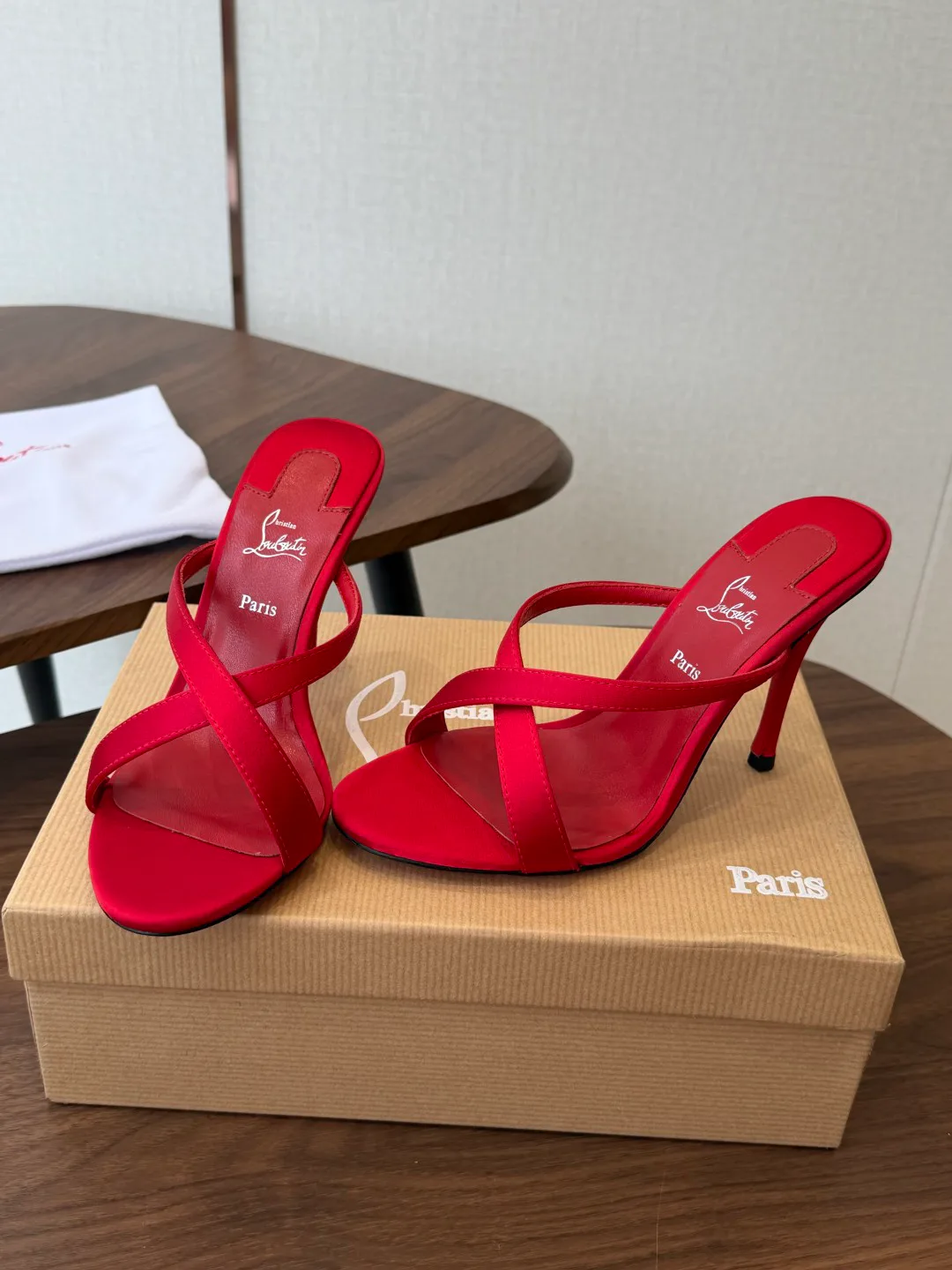 Босоножки Женские Christian Louboutin 18183100